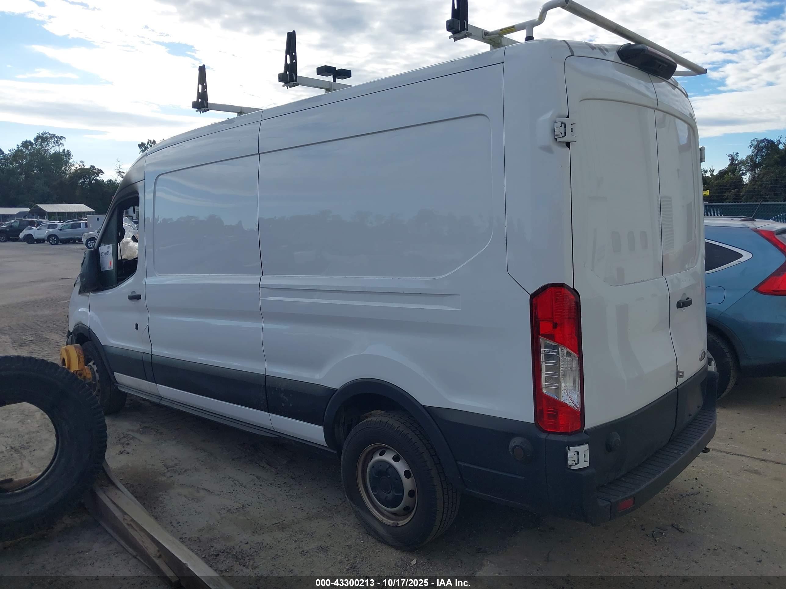 FORD TRANSIT-250 image 3