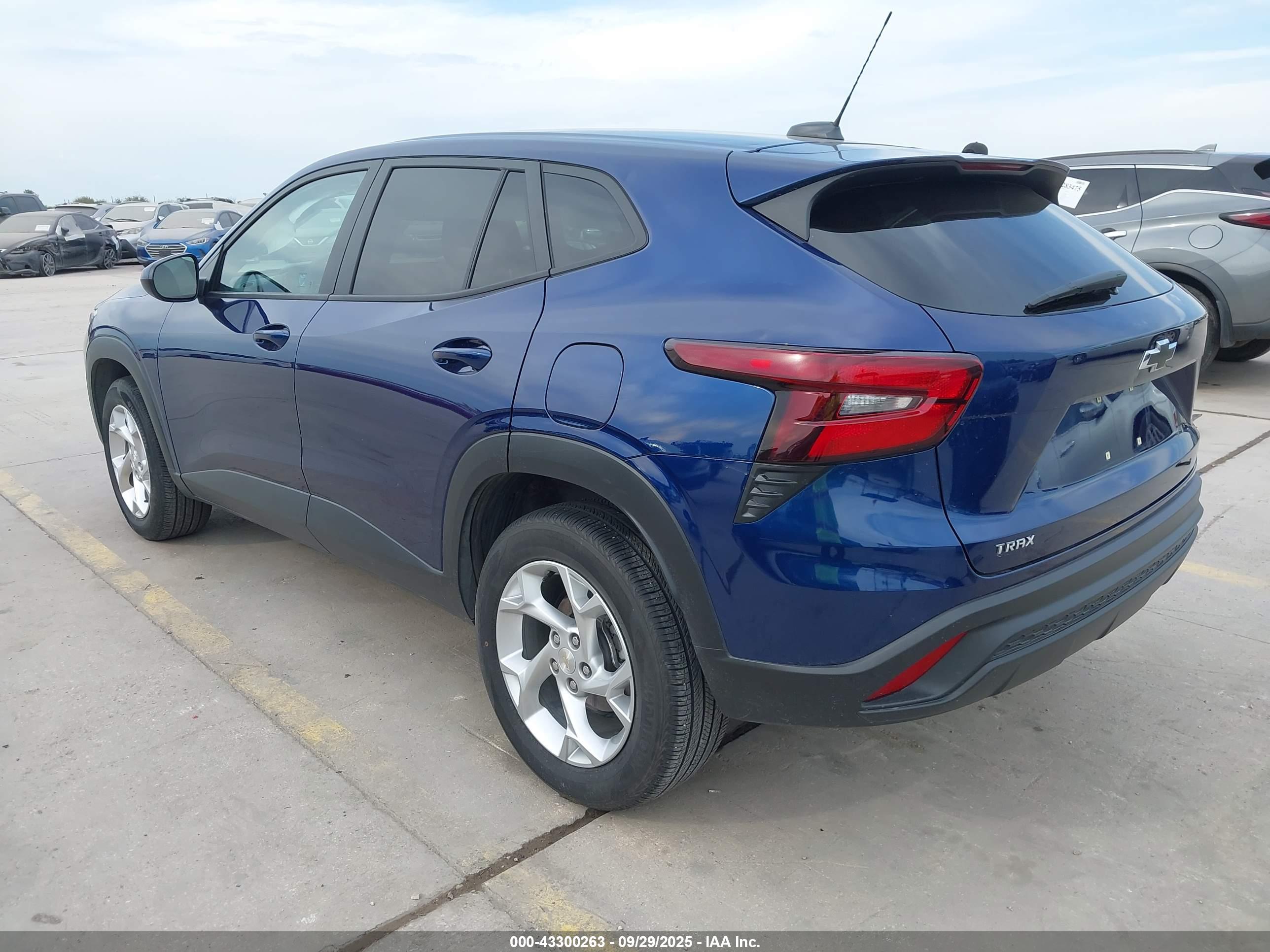 CHEVROLET TRAX image 3