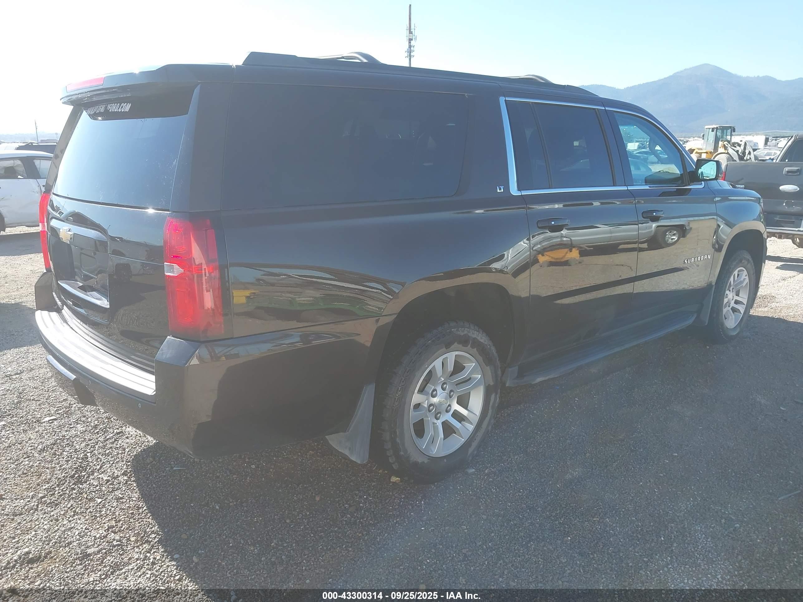 CHEVROLET SUBURBAN image 4