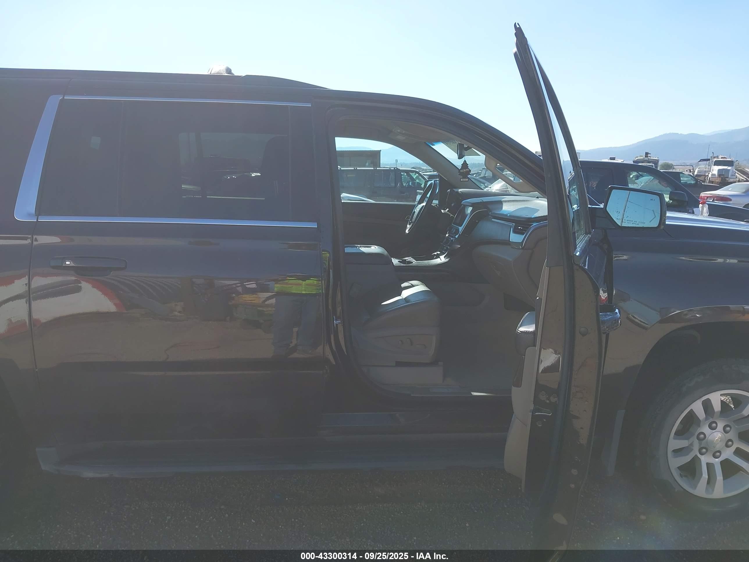 CHEVROLET SUBURBAN image 5
