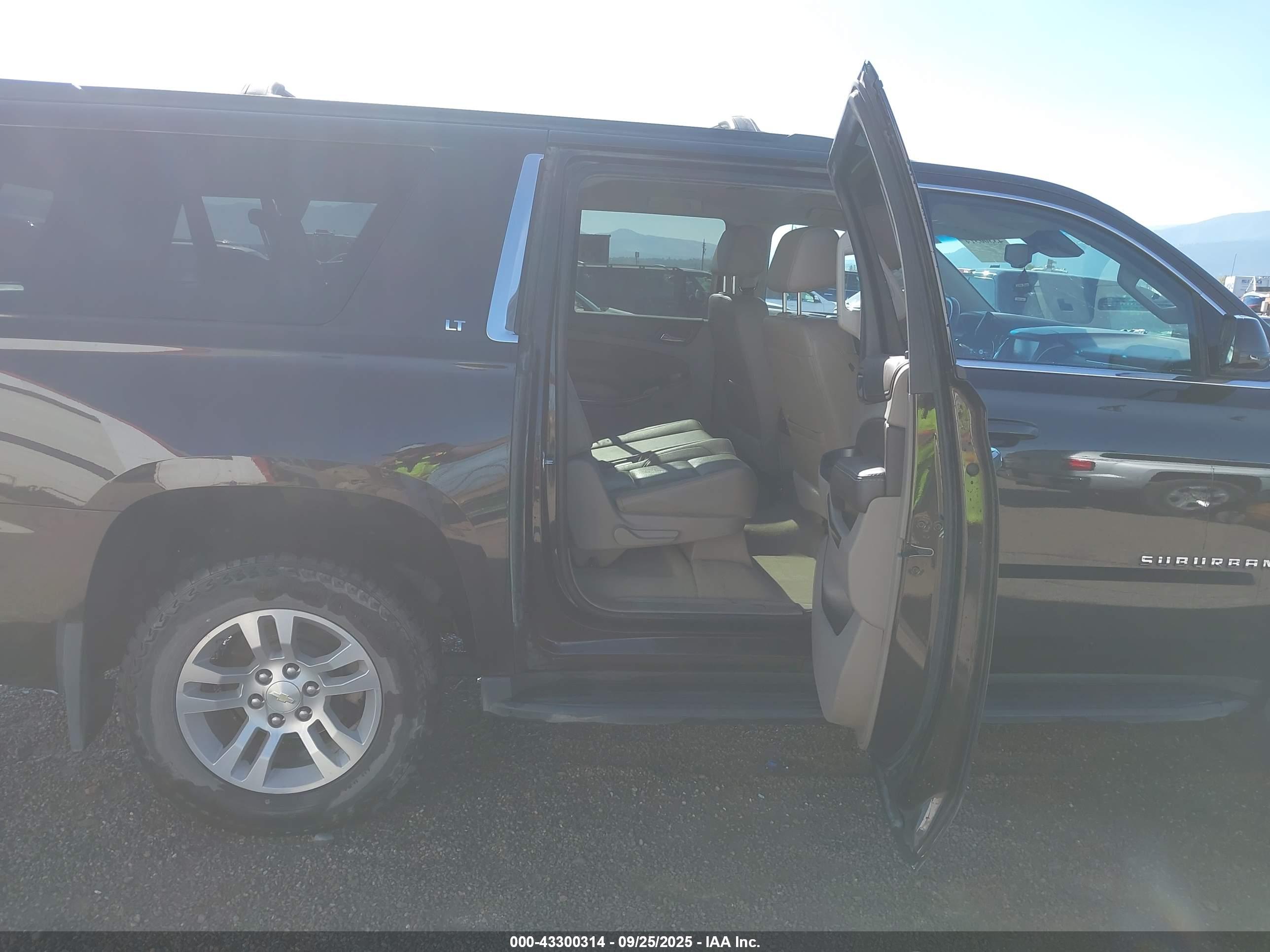 CHEVROLET SUBURBAN image 8