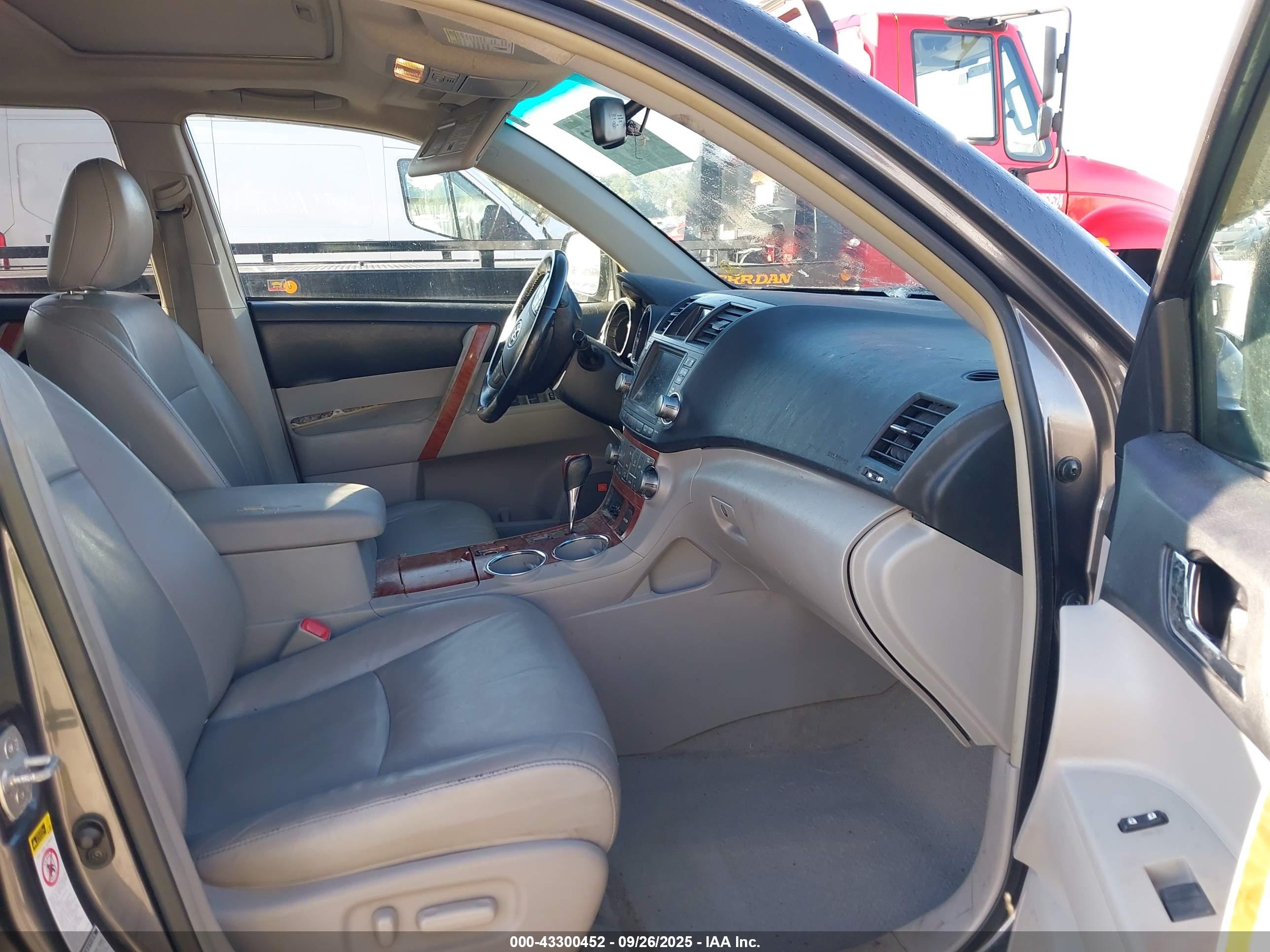 TOYOTA HIGHLANDER image 5