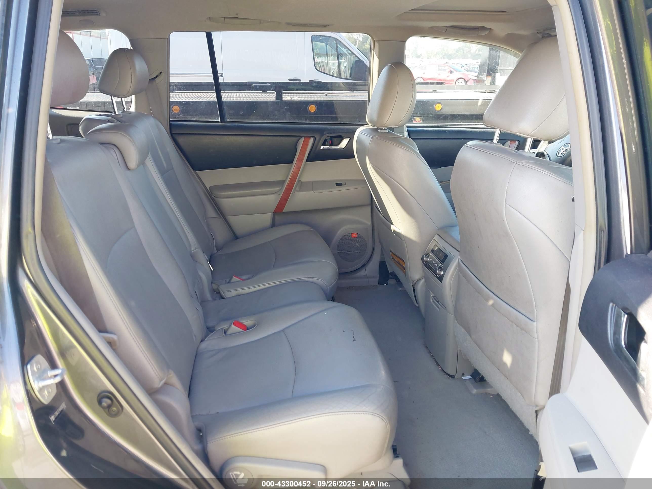 TOYOTA HIGHLANDER image 8