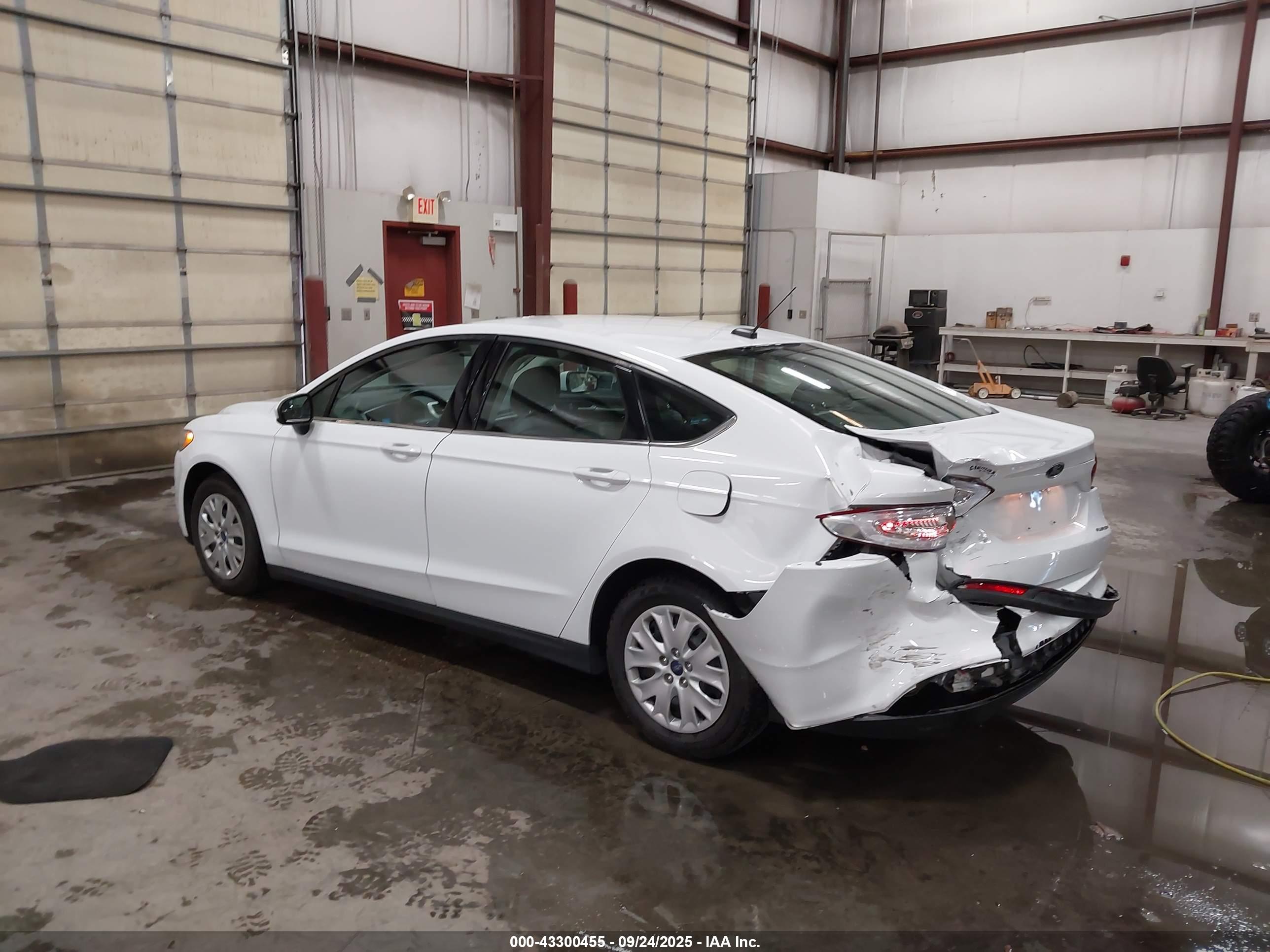 FORD FUSION image 3
