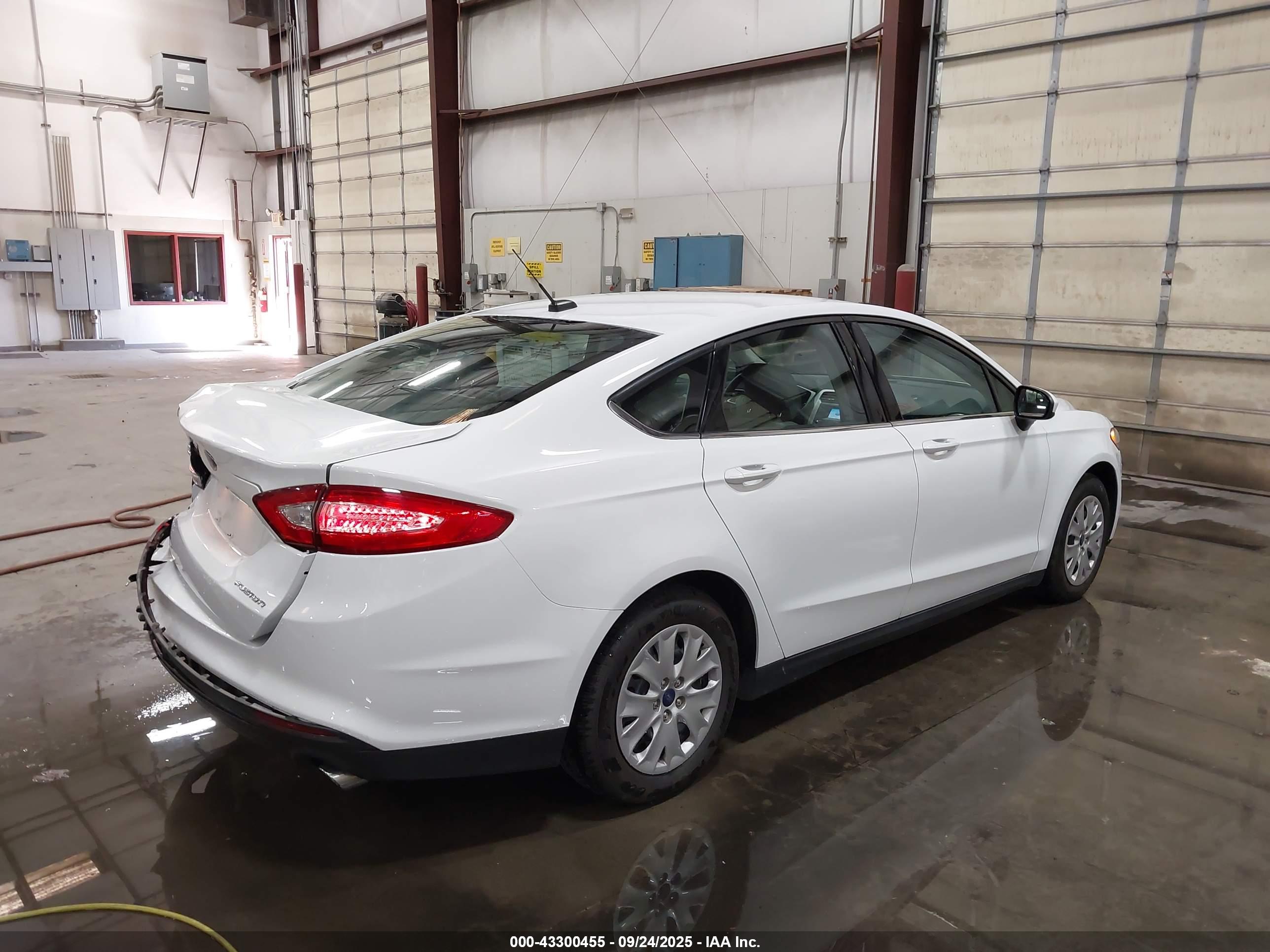 FORD FUSION image 4