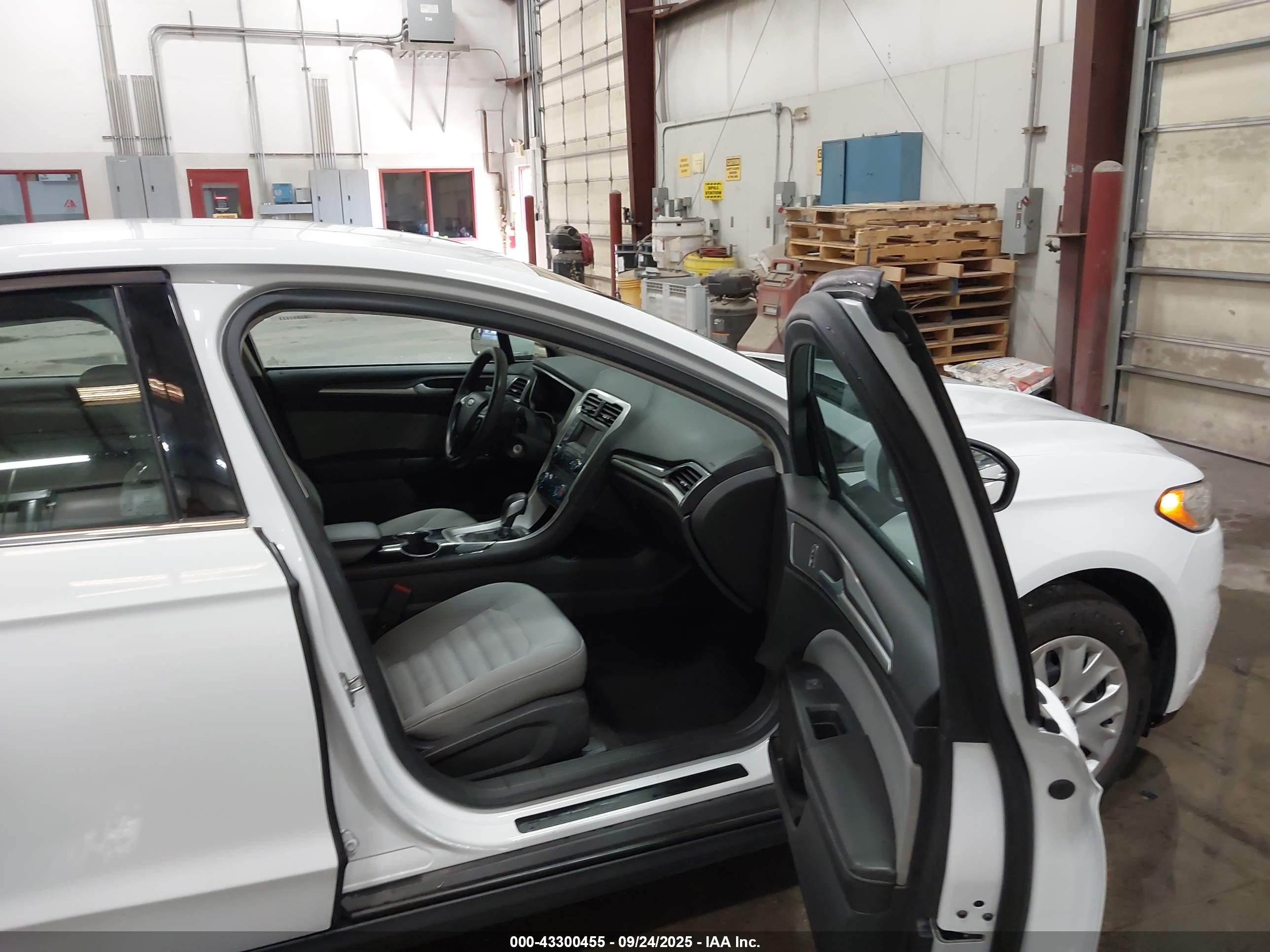 FORD FUSION image 5