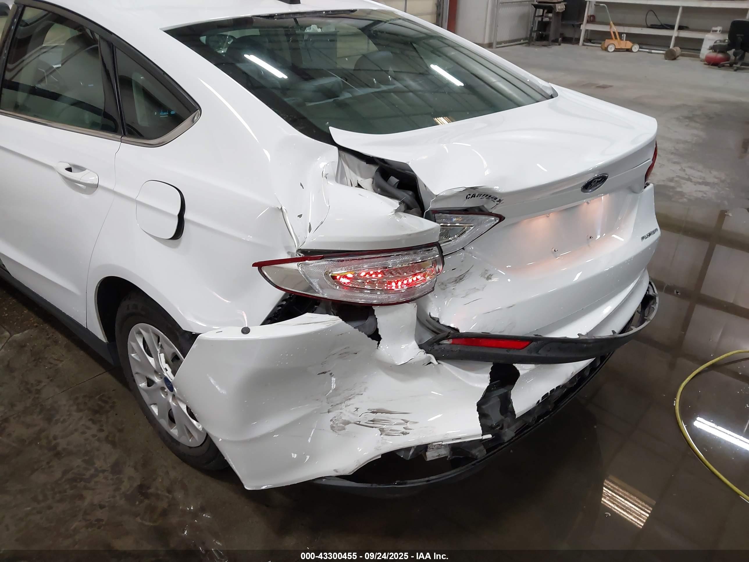 FORD FUSION image 6