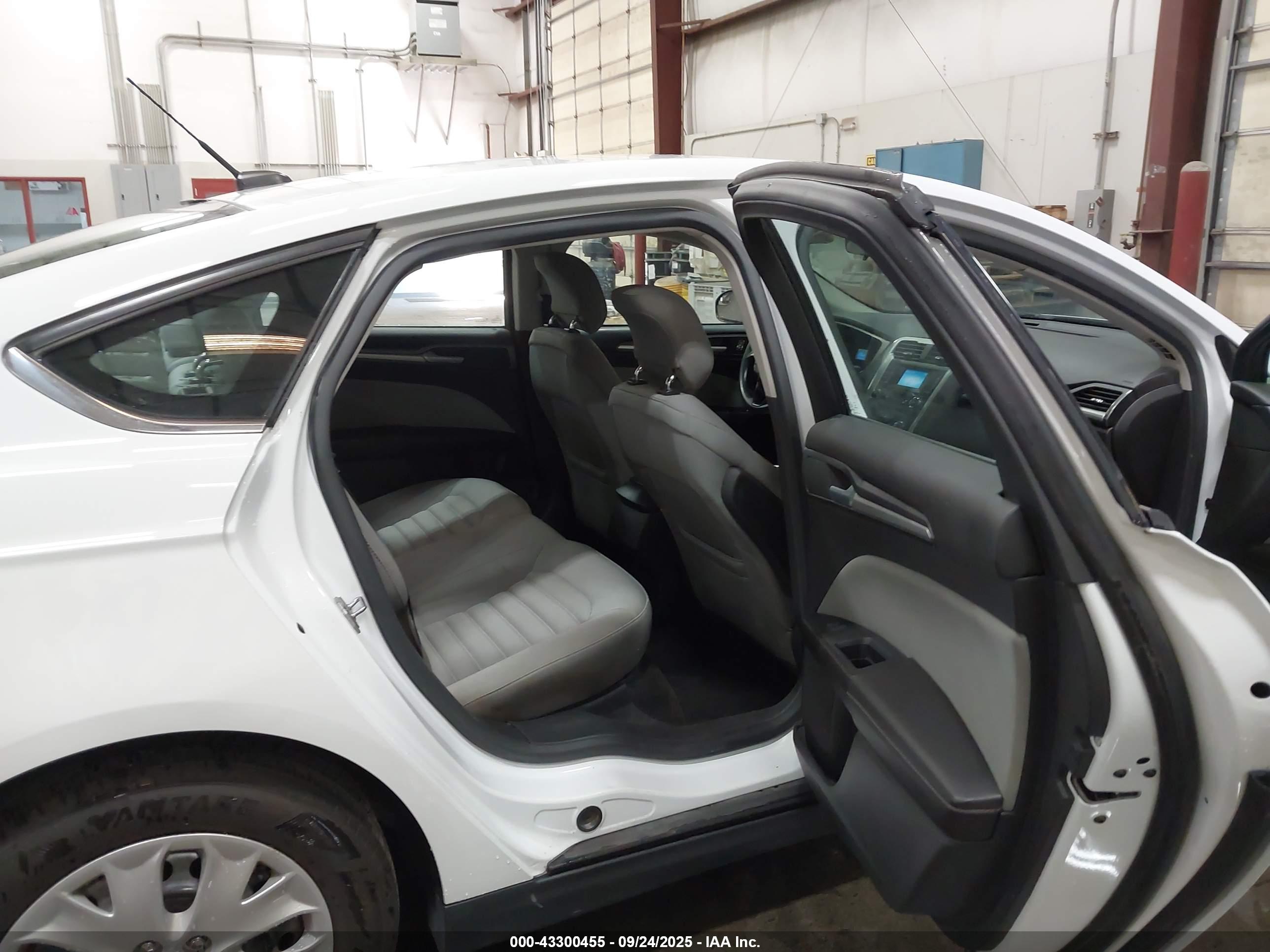 FORD FUSION image 8