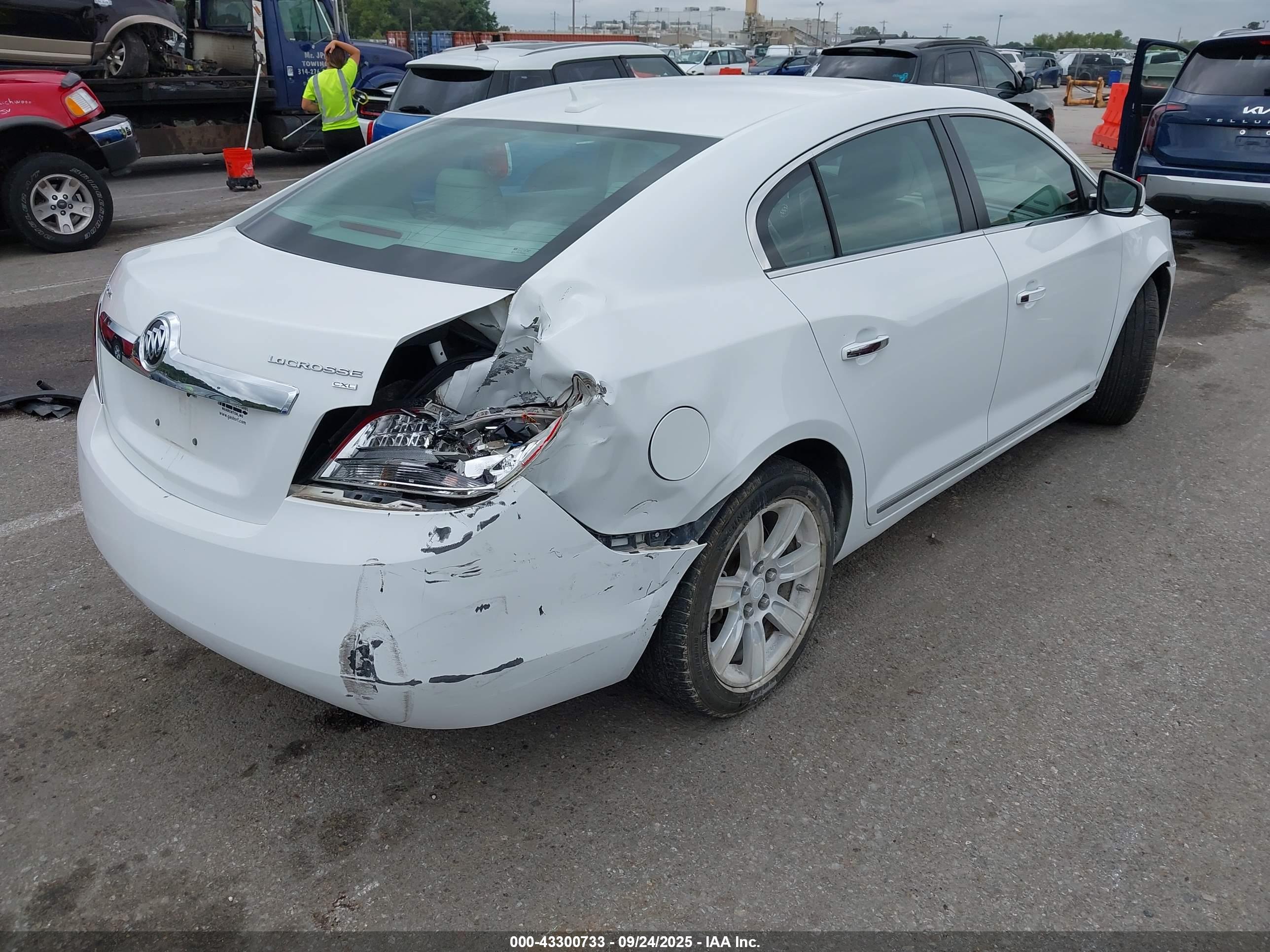 BUICK LACROSSE image 4