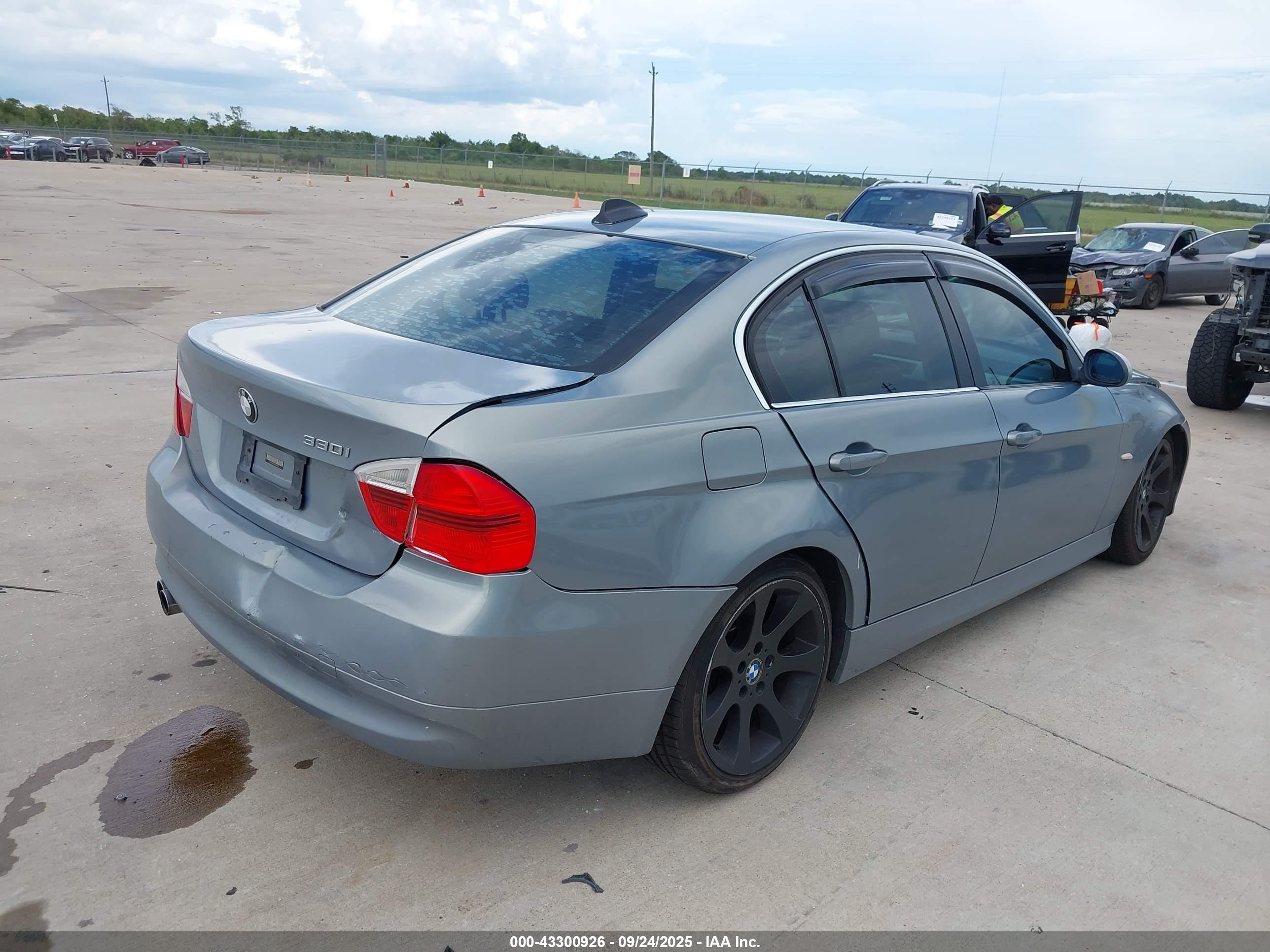 BMW 330I image 4