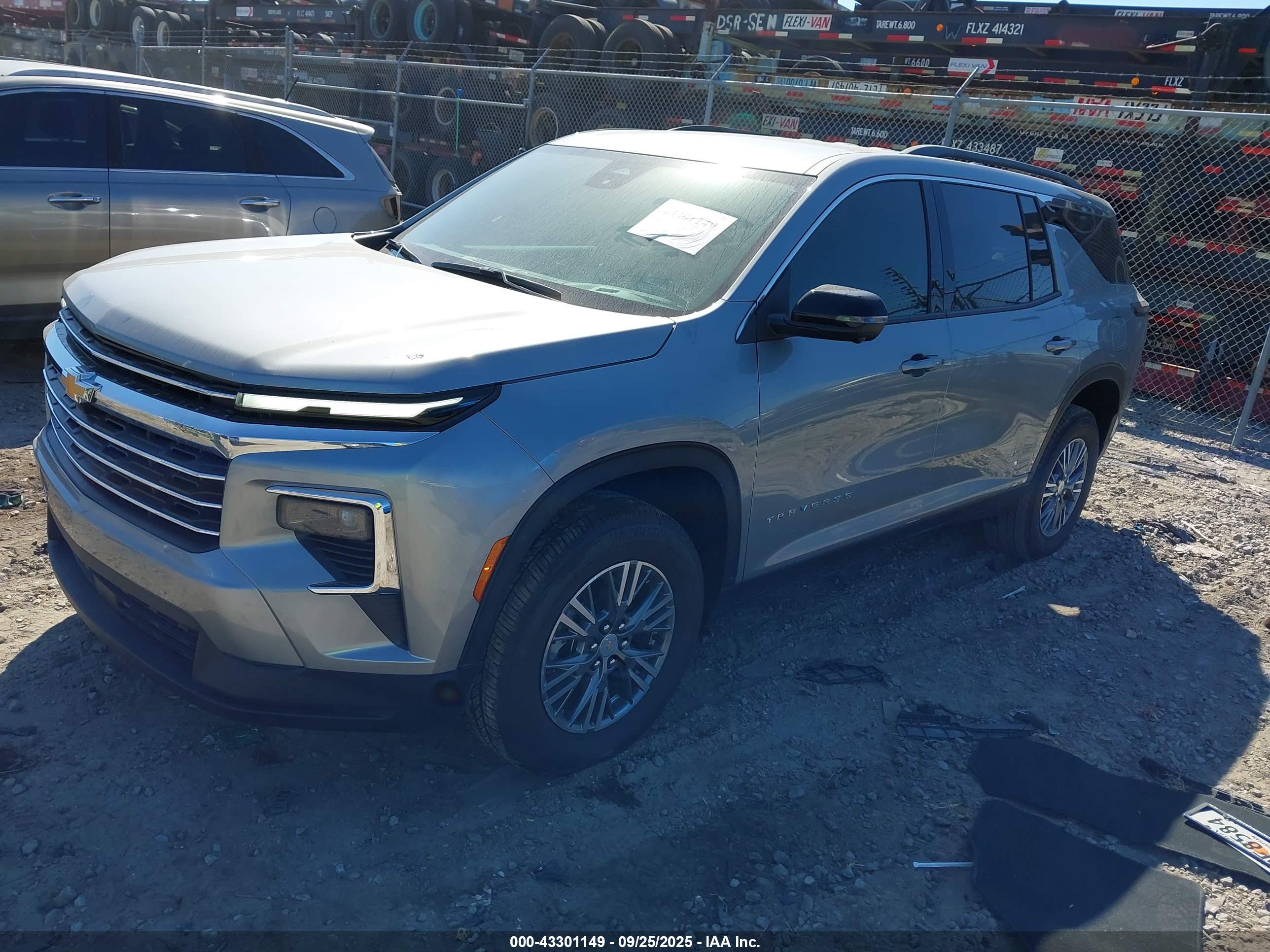 CHEVROLET TRAVERSE image 2
