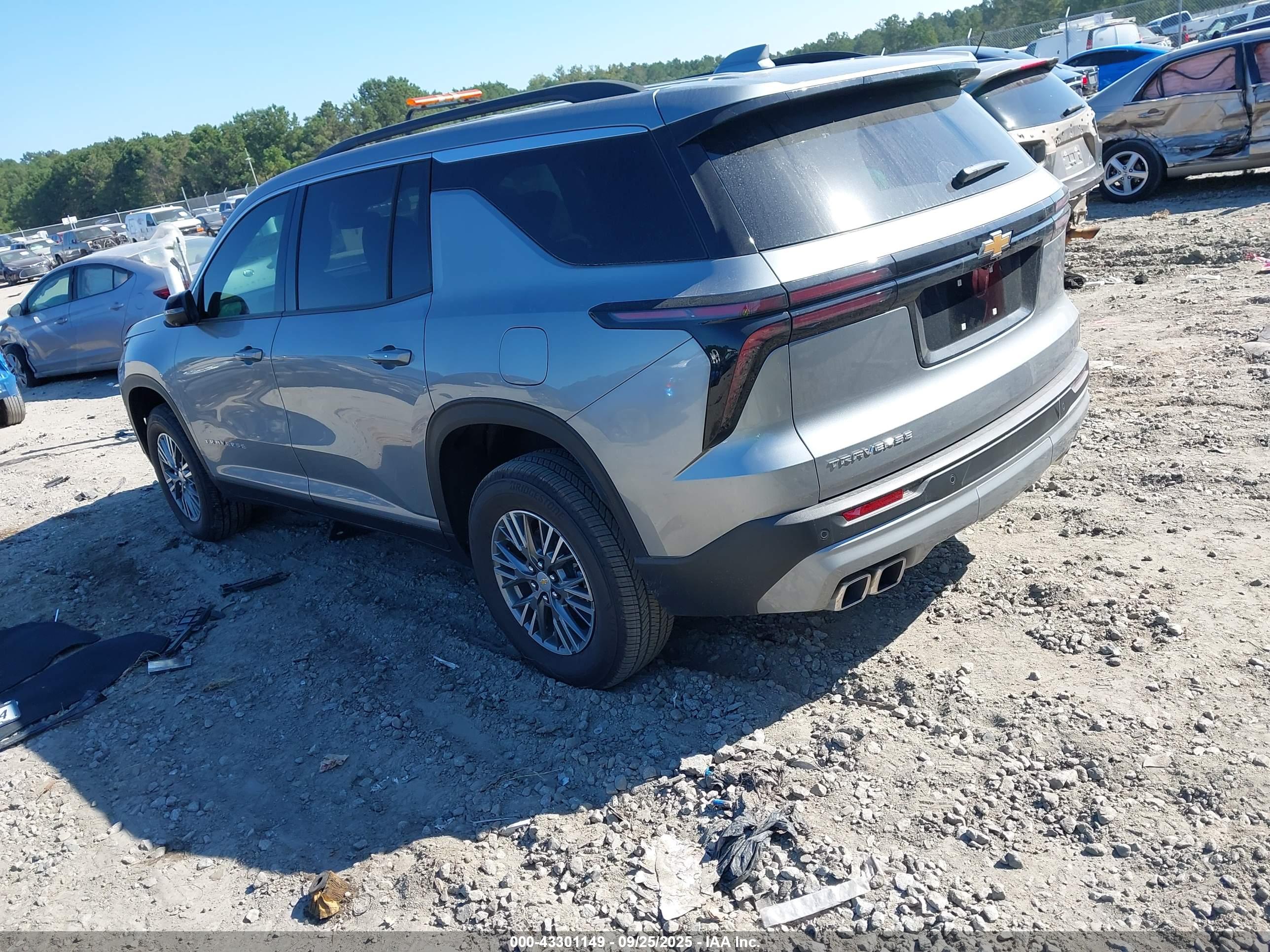CHEVROLET TRAVERSE image 3