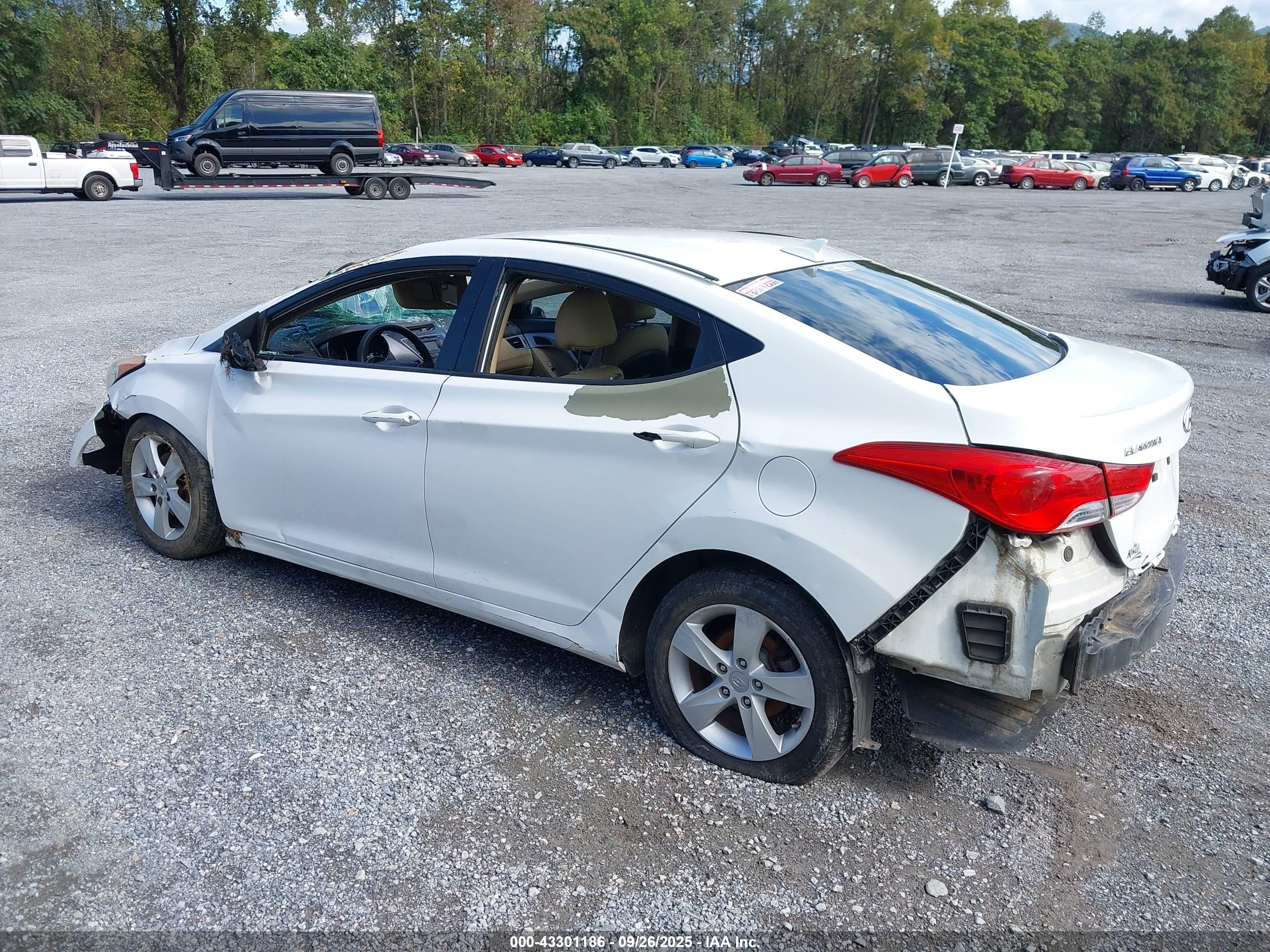 HYUNDAI ELANTRA image 3