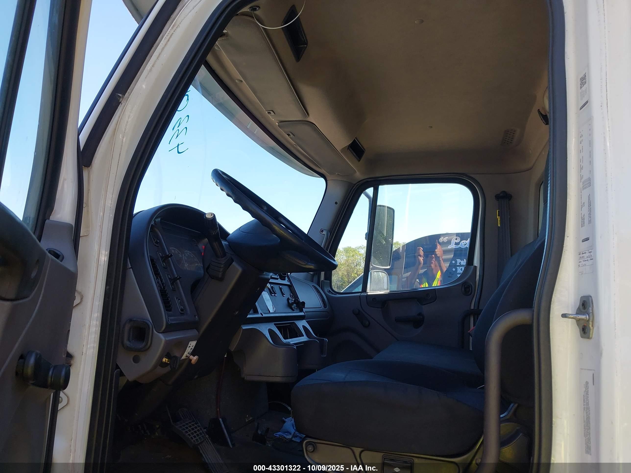 FREIGHTLINER M2 image 7
