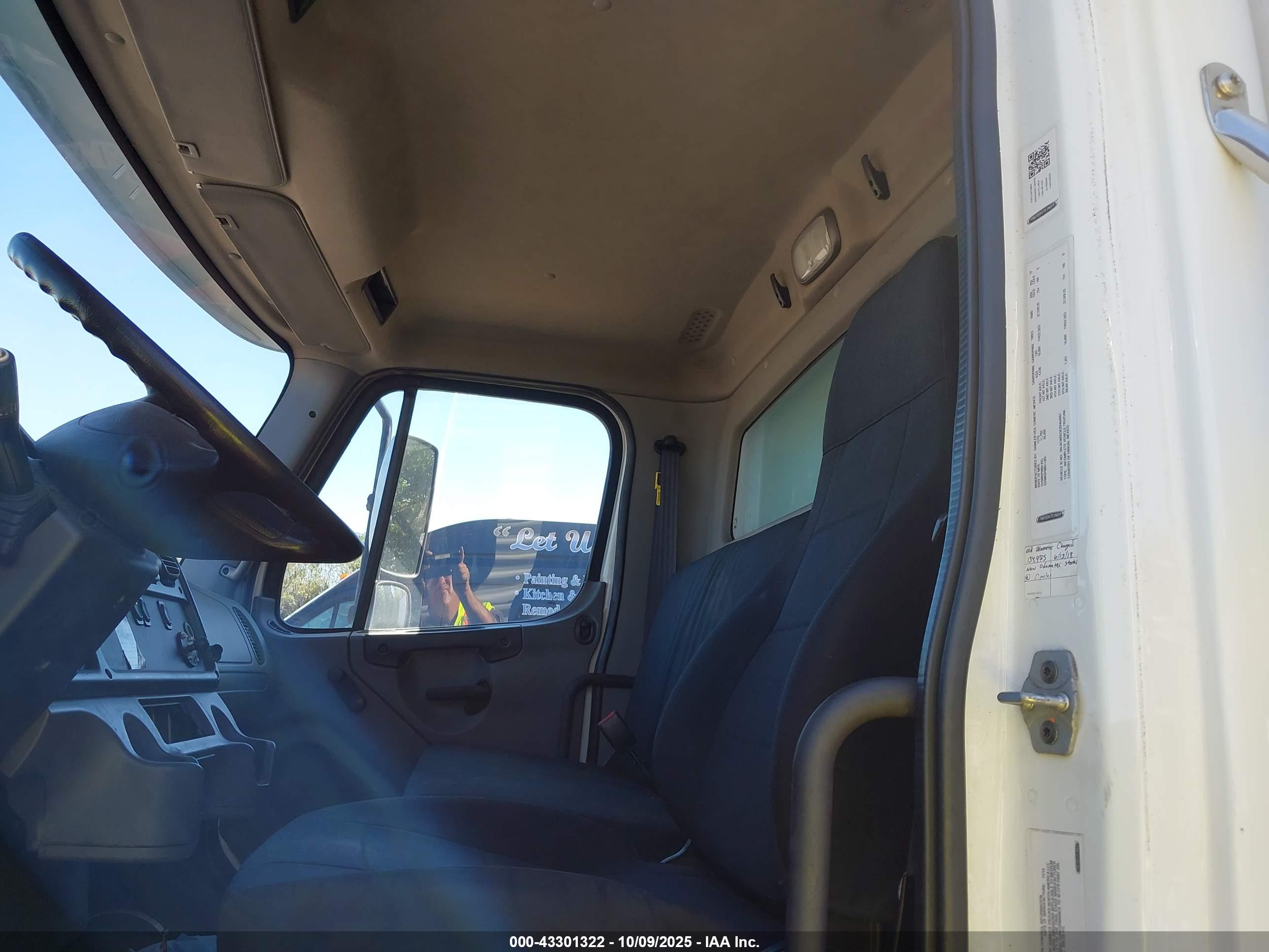 FREIGHTLINER M2 image 8