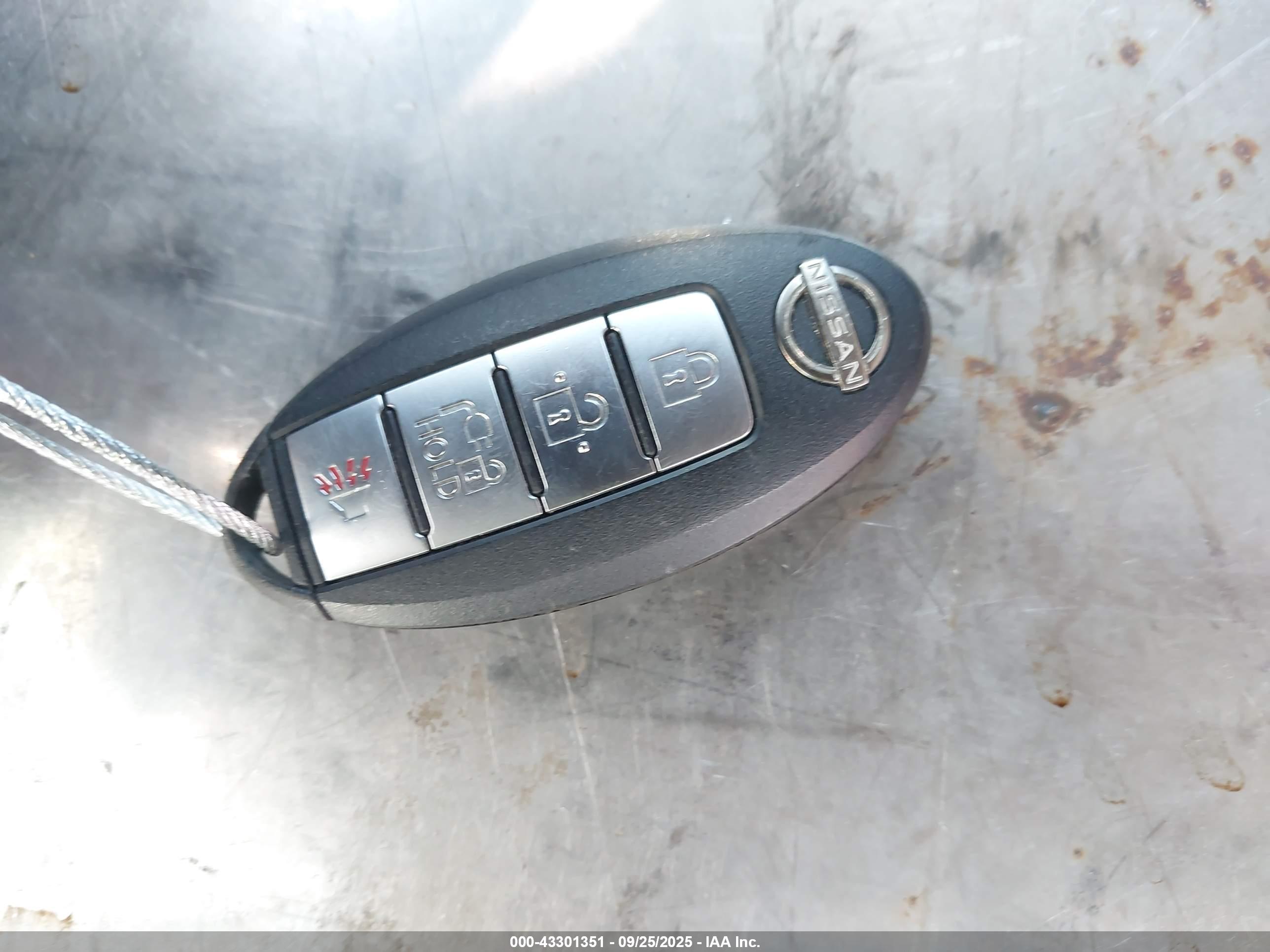 NISSAN LEAF image 11