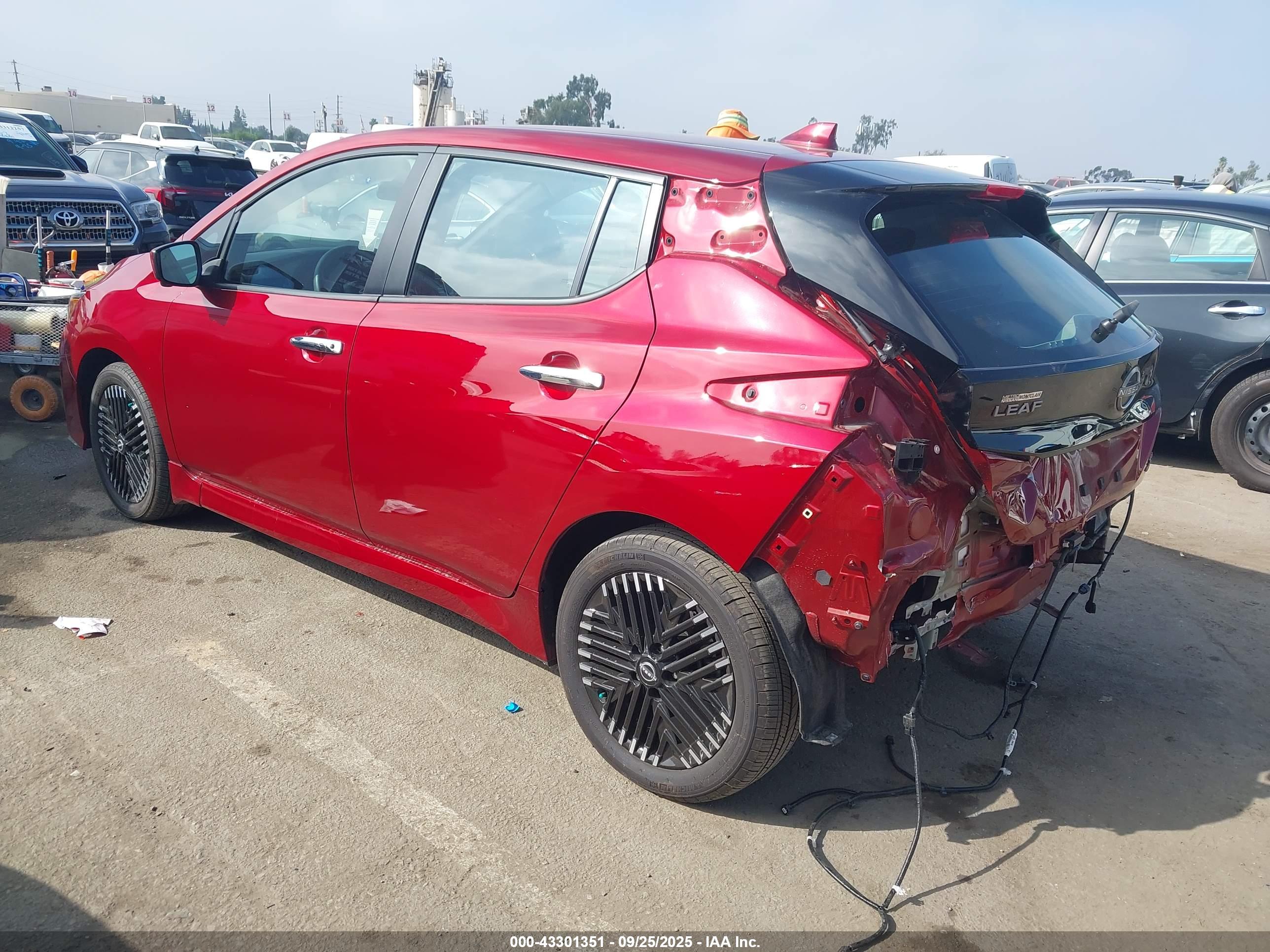 NISSAN LEAF image 3