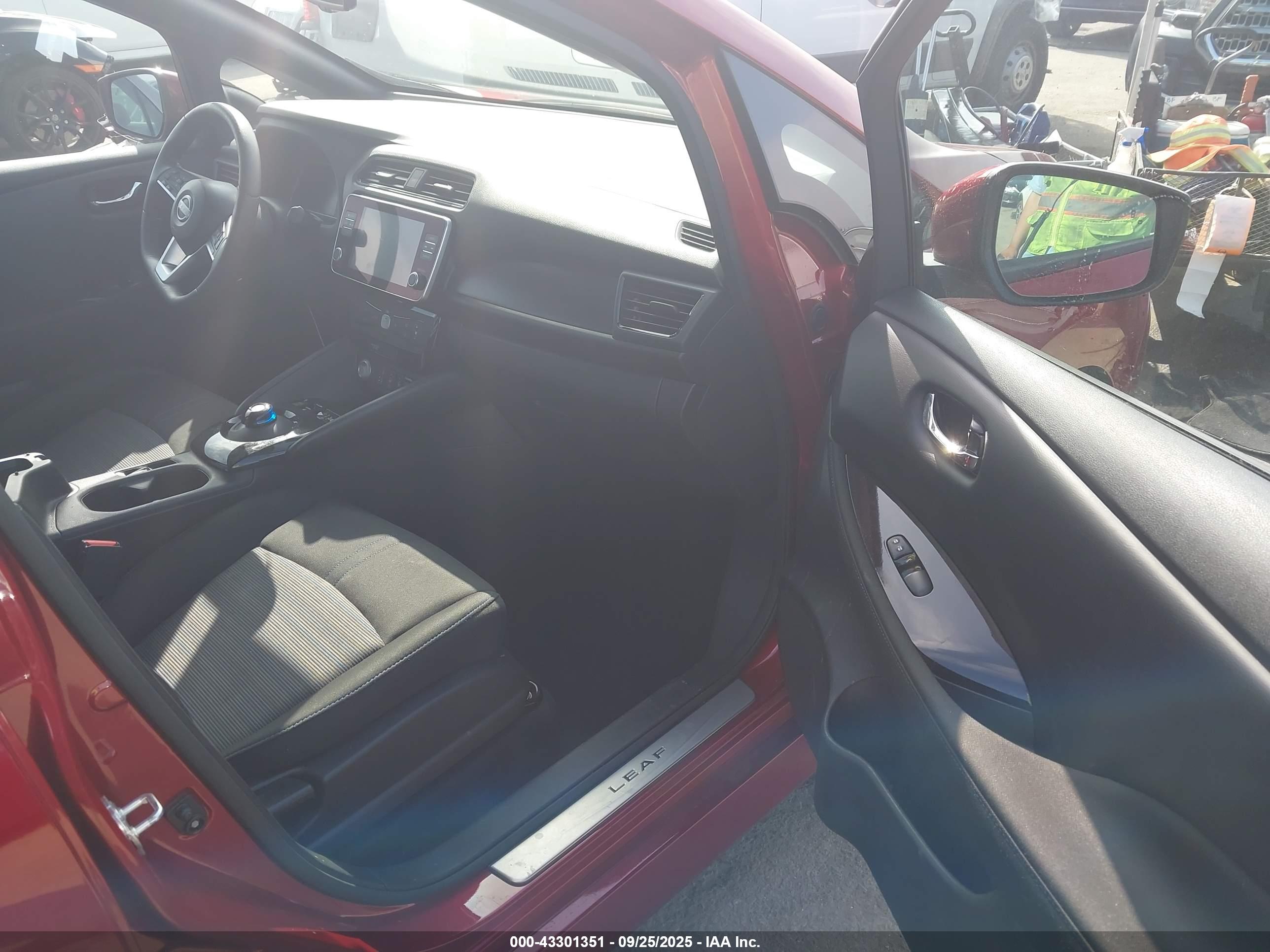 NISSAN LEAF image 5