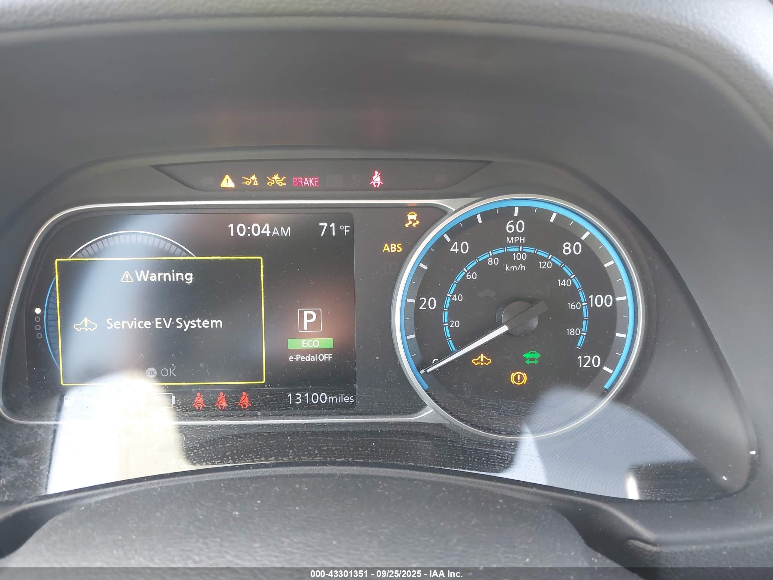 NISSAN LEAF image 7