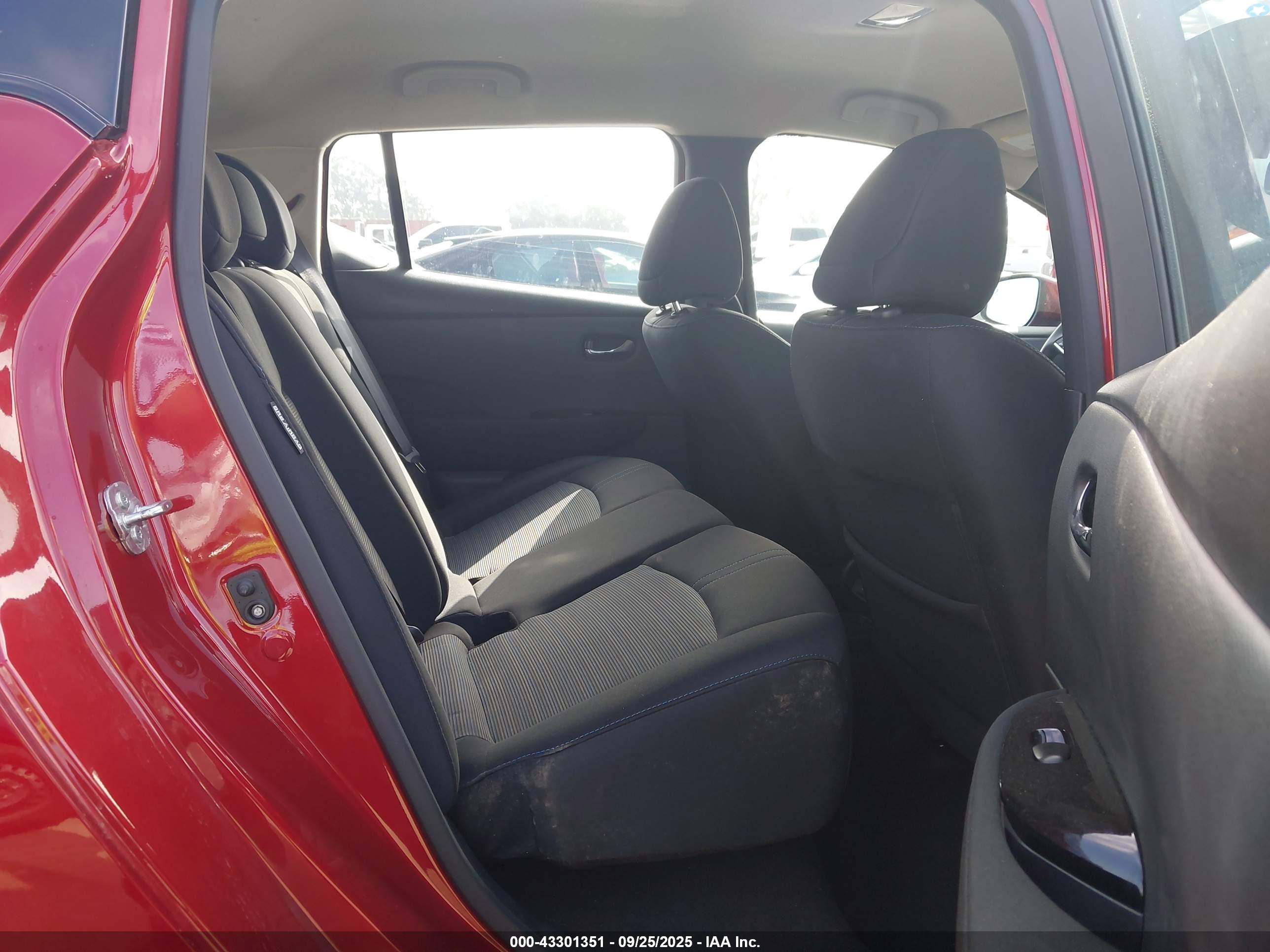 NISSAN LEAF image 8