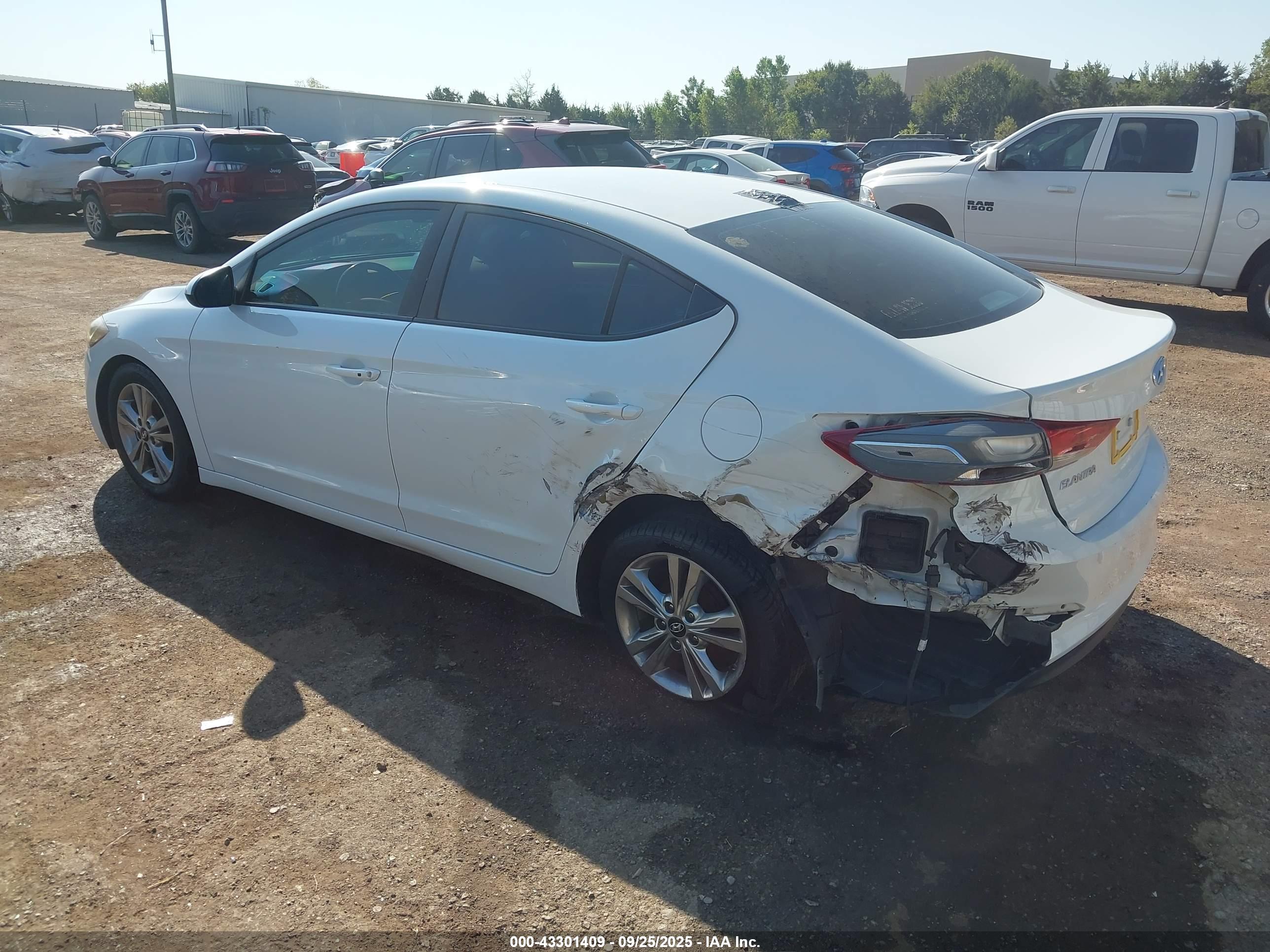 HYUNDAI ELANTRA image 3