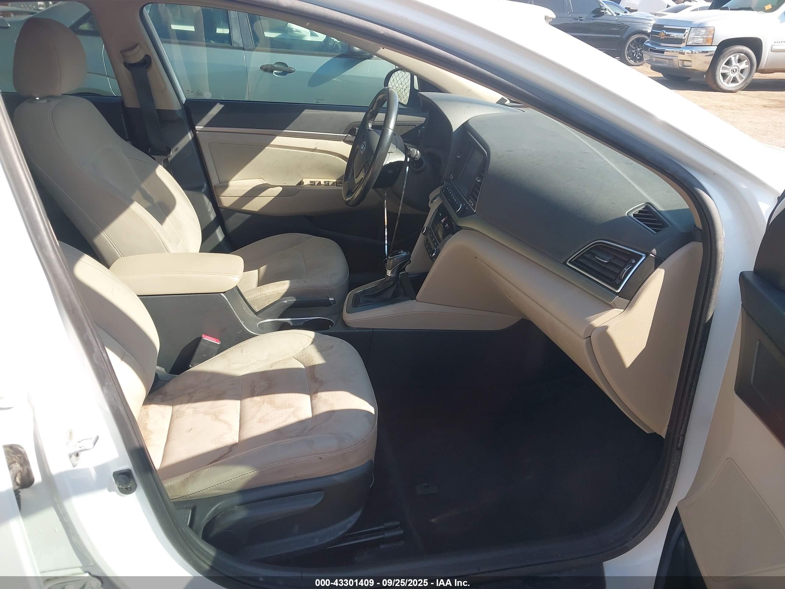 HYUNDAI ELANTRA image 5