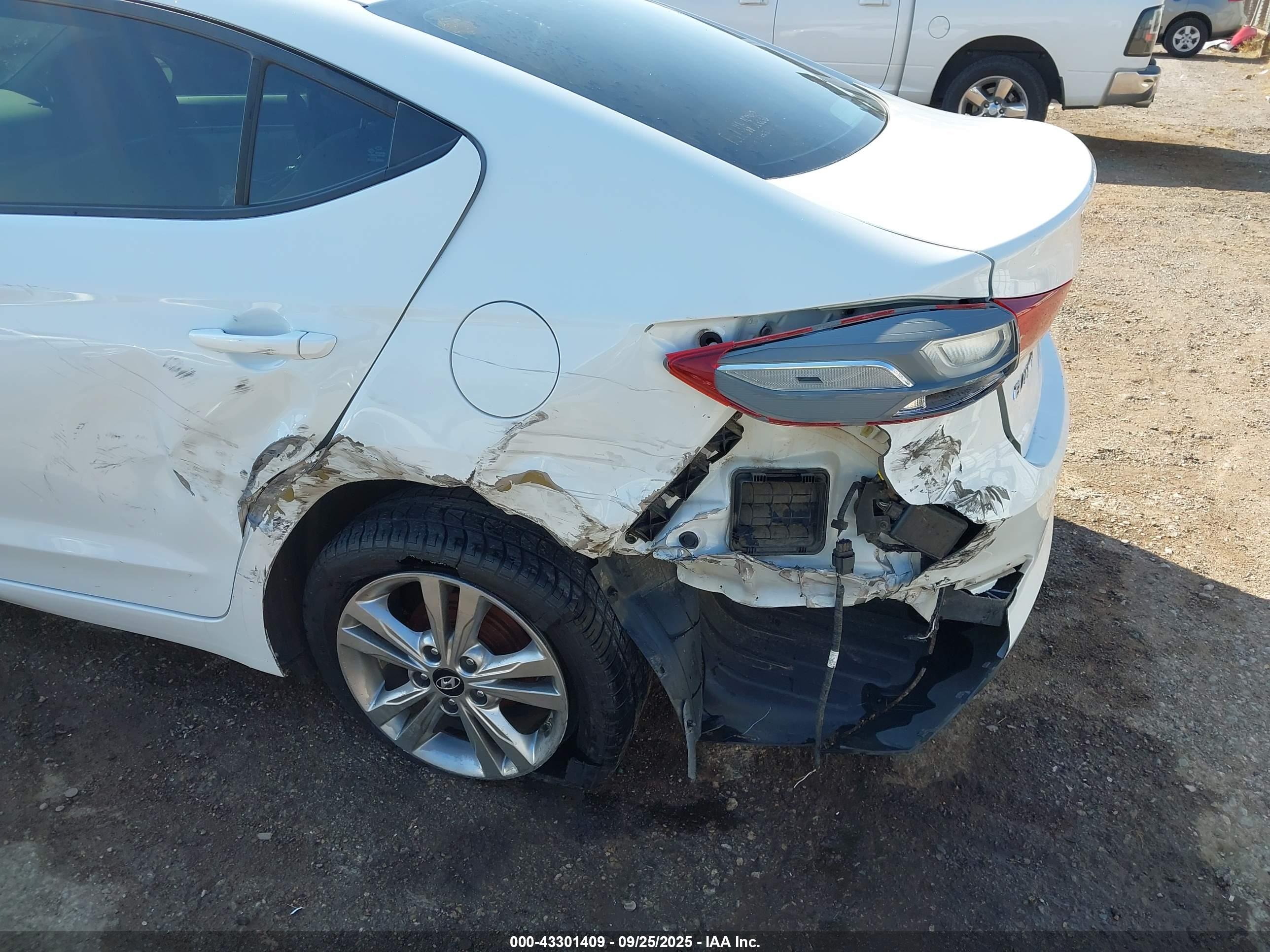 HYUNDAI ELANTRA image 6
