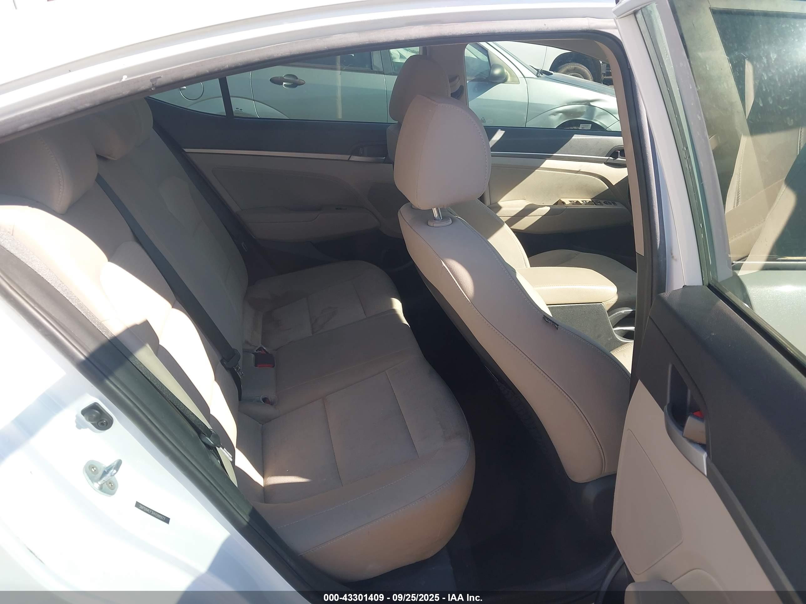 HYUNDAI ELANTRA image 8