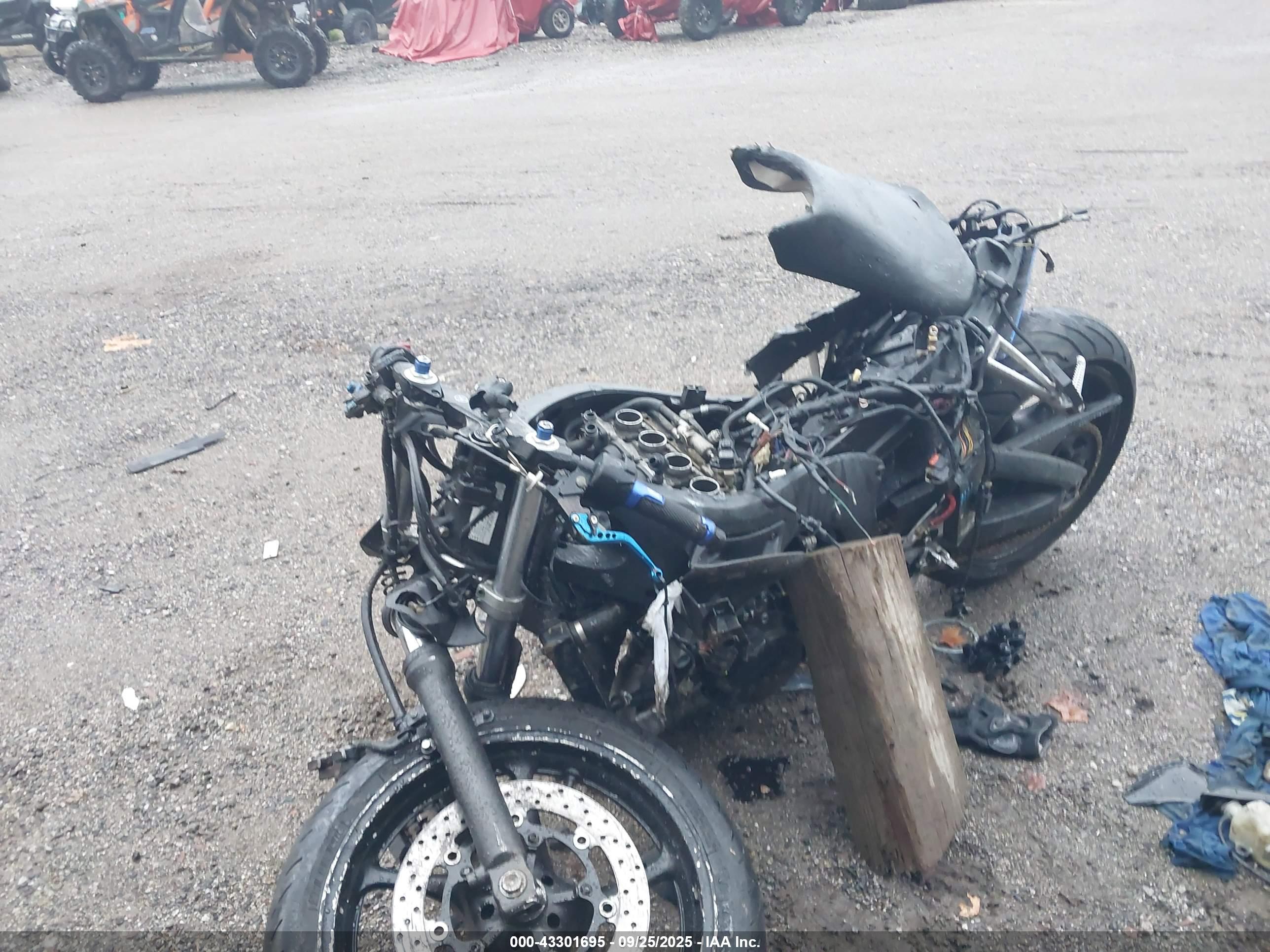 YAMAHA YZFR6 image 2