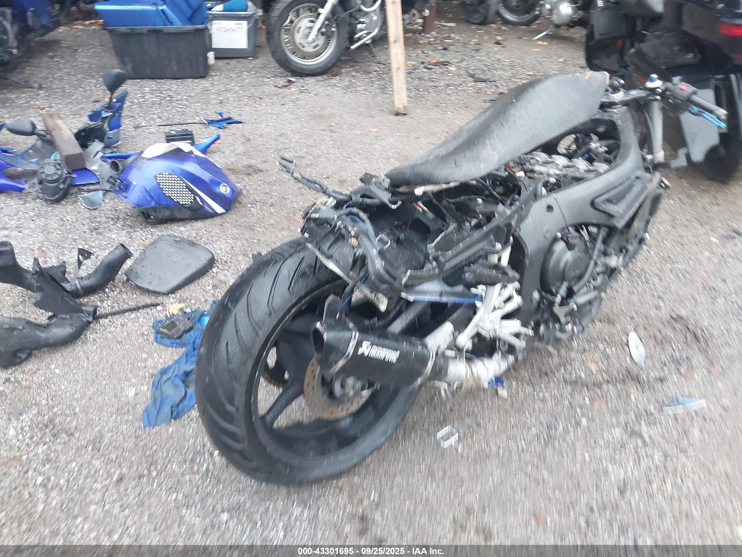 YAMAHA YZFR6 image 4