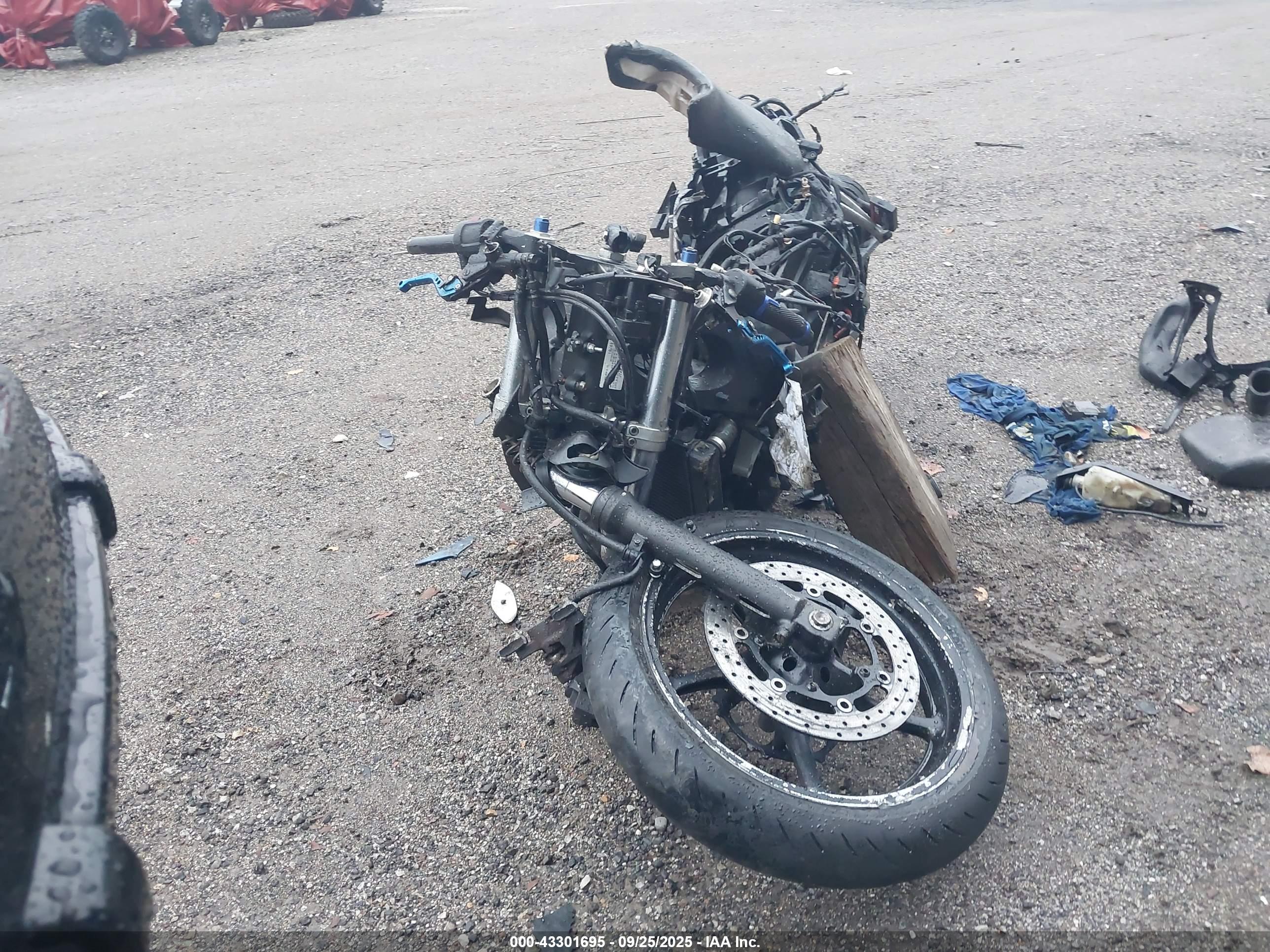 YAMAHA YZFR6 image 5