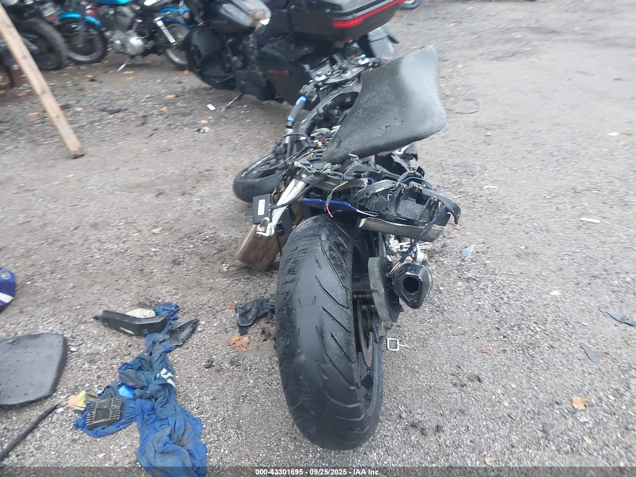 YAMAHA YZFR6 image 6