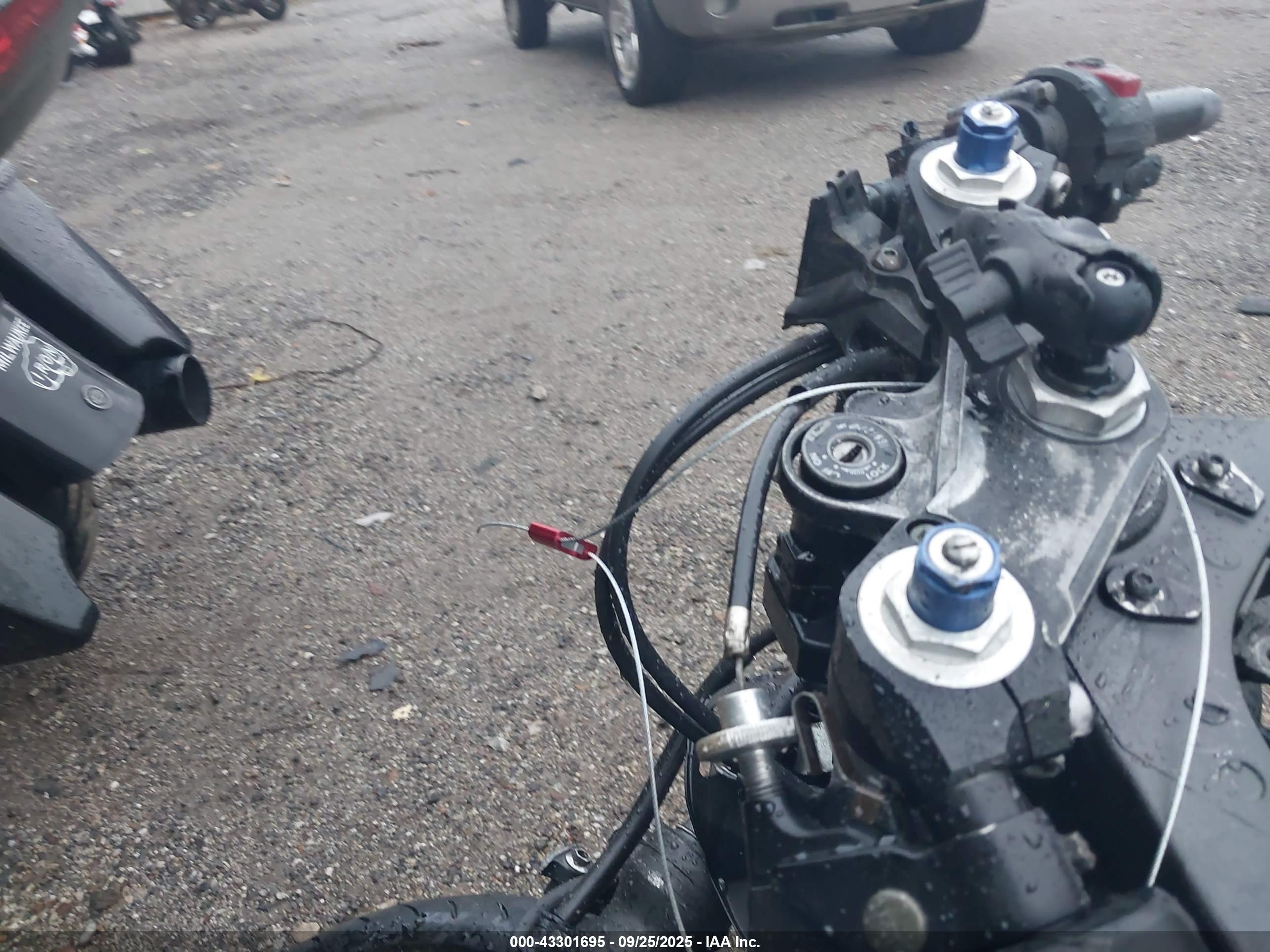 YAMAHA YZFR6 image 7