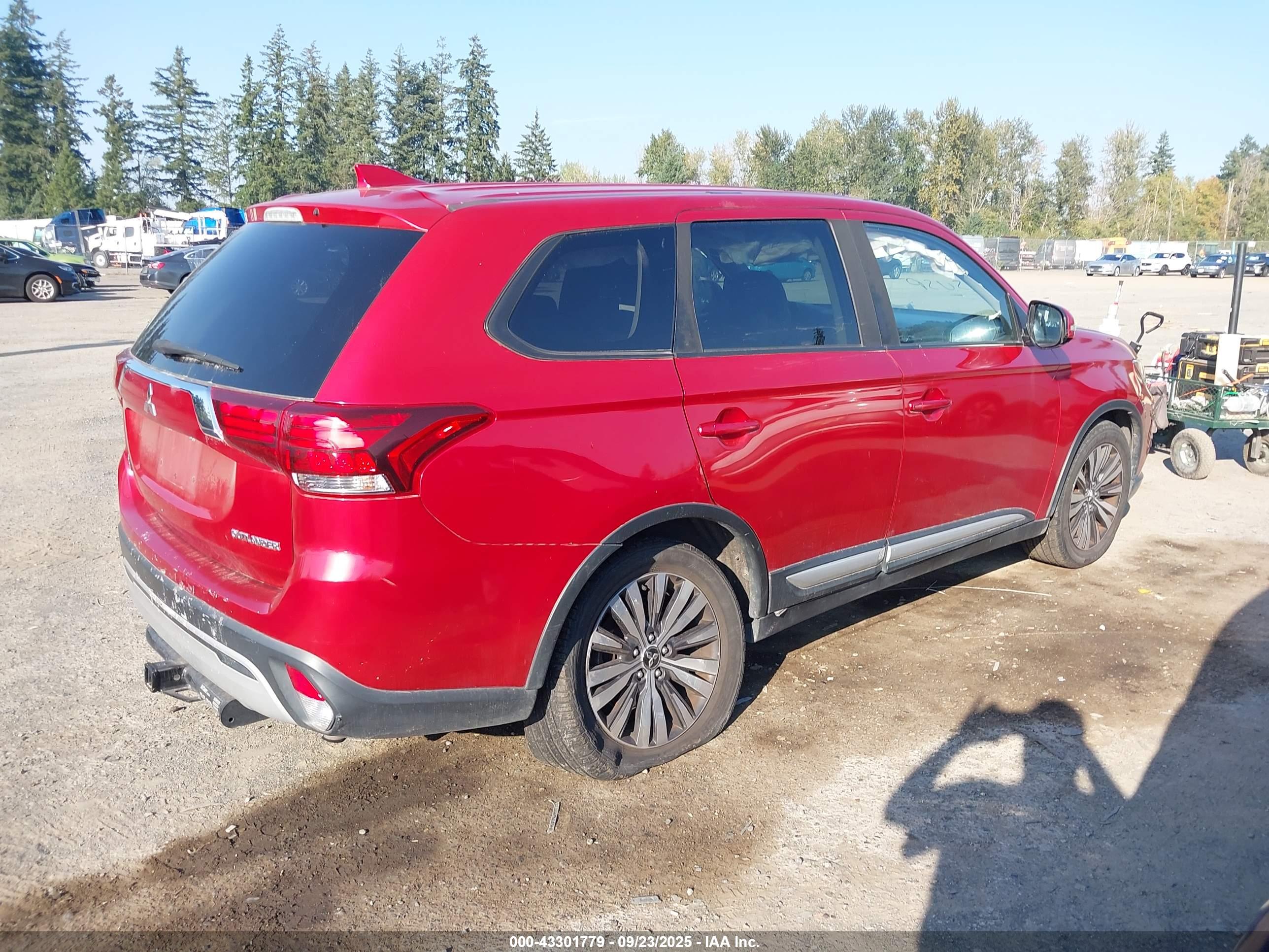 MITSUBISHI OUTLANDER image 4