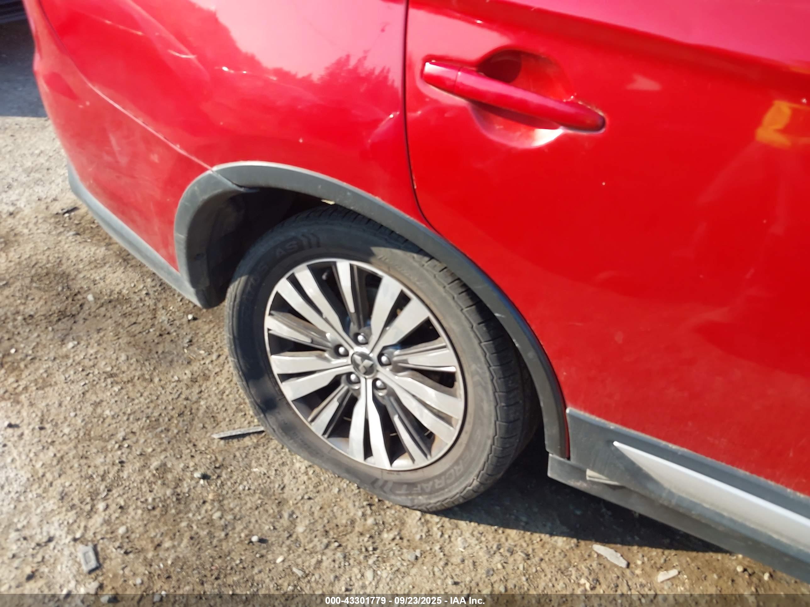 MITSUBISHI OUTLANDER image 6
