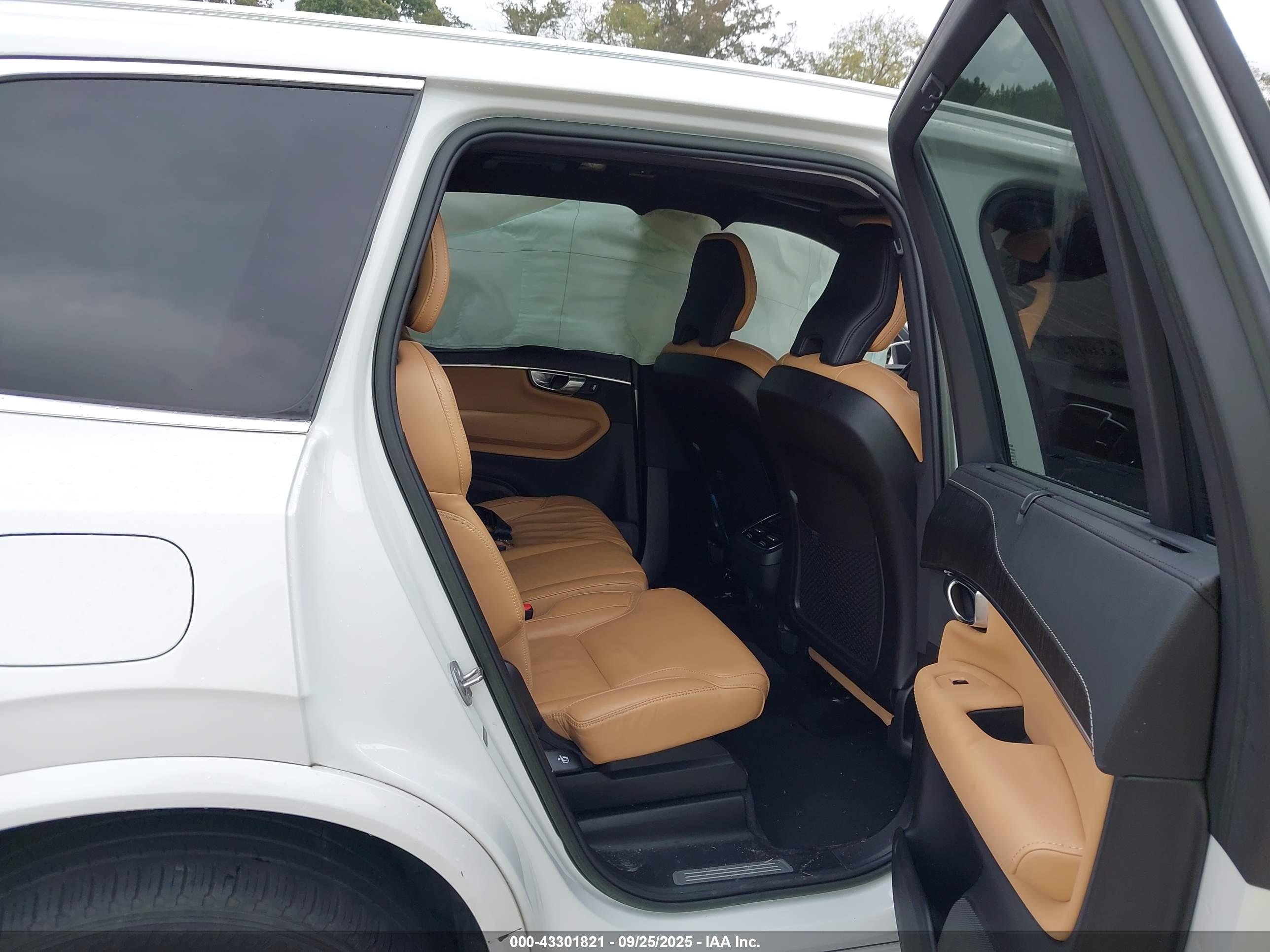 VOLVO XC90 image 8
