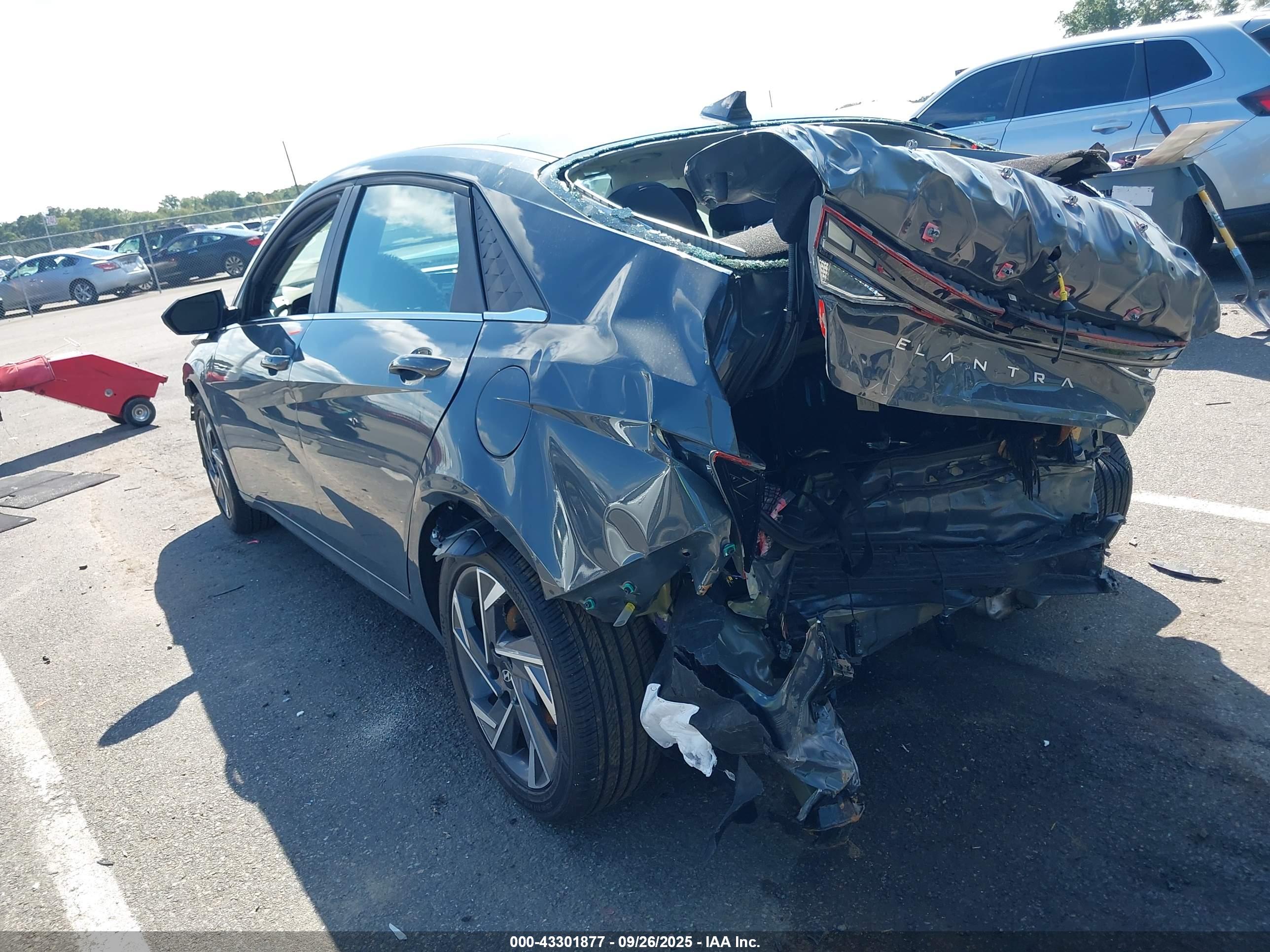 HYUNDAI ELANTRA image 3