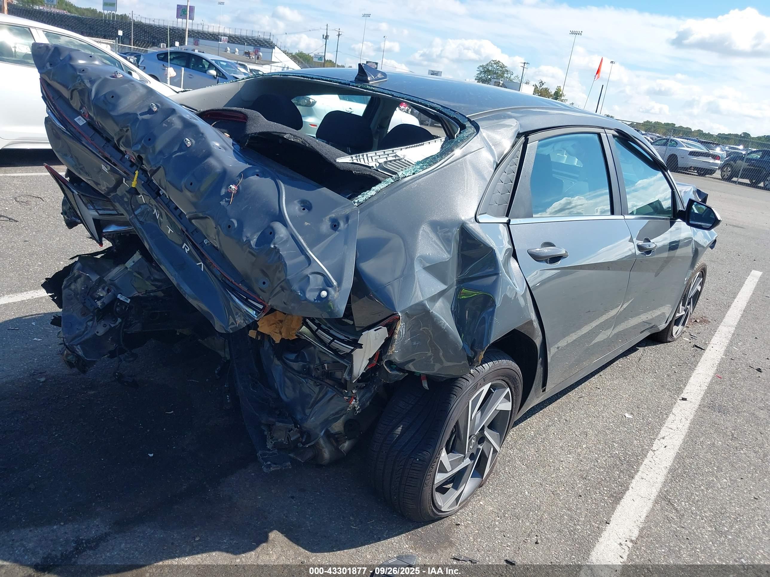 HYUNDAI ELANTRA image 4