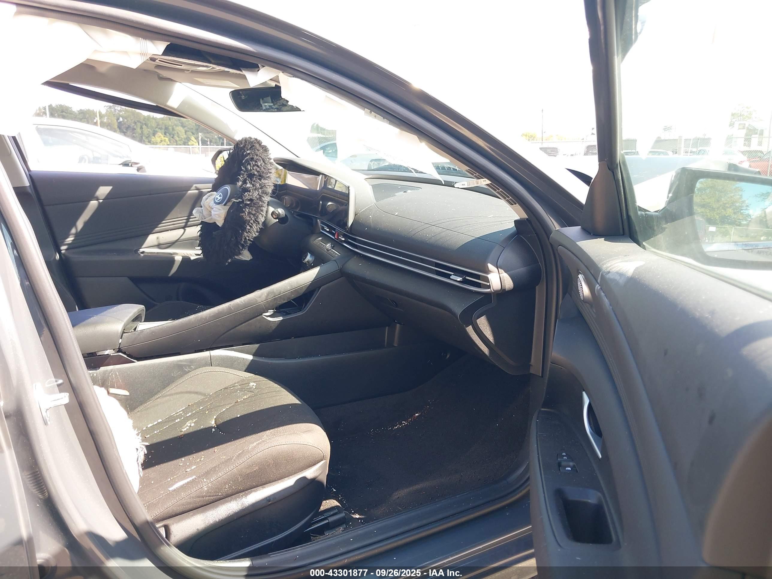 HYUNDAI ELANTRA image 5