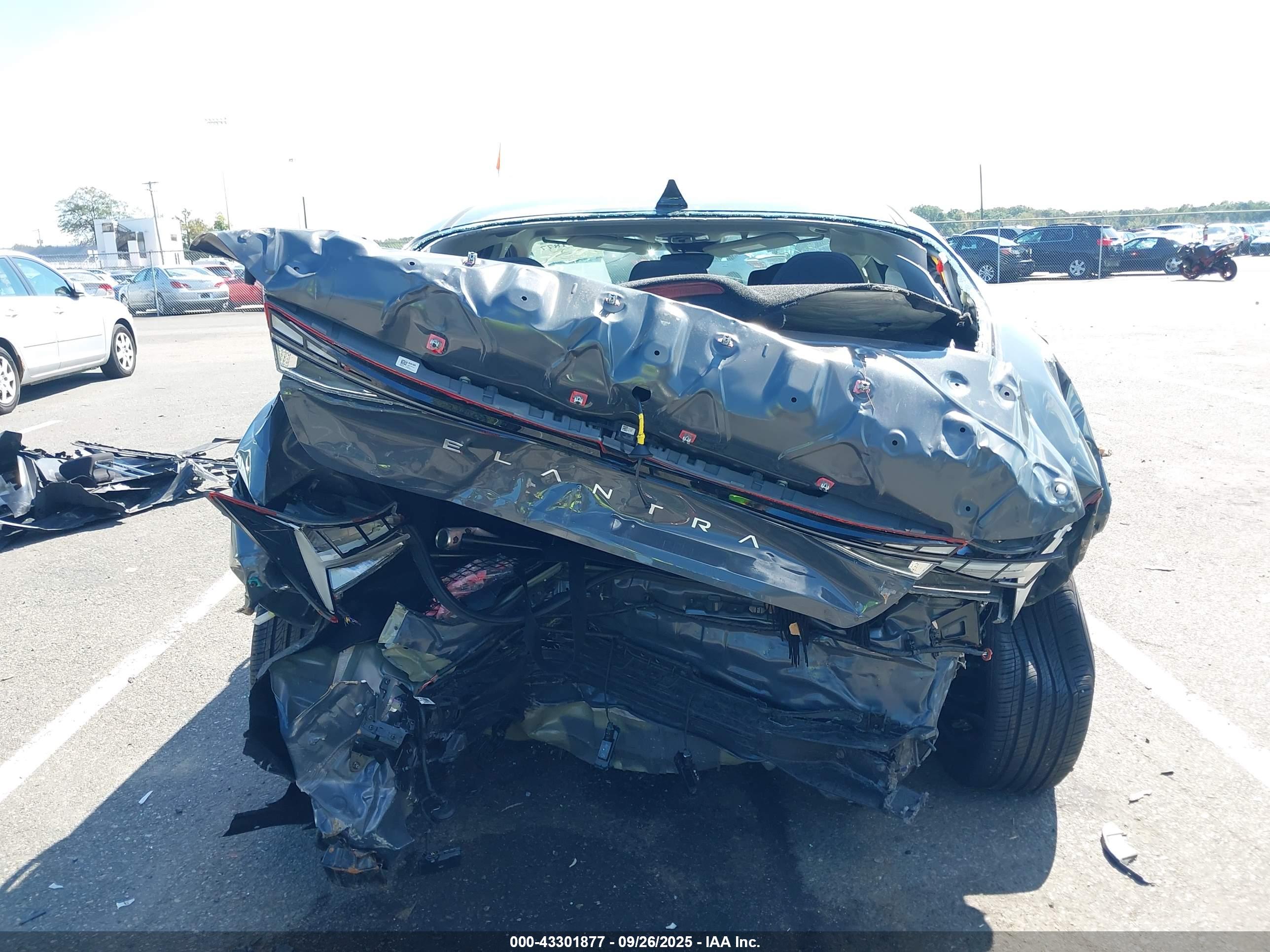 HYUNDAI ELANTRA image 6