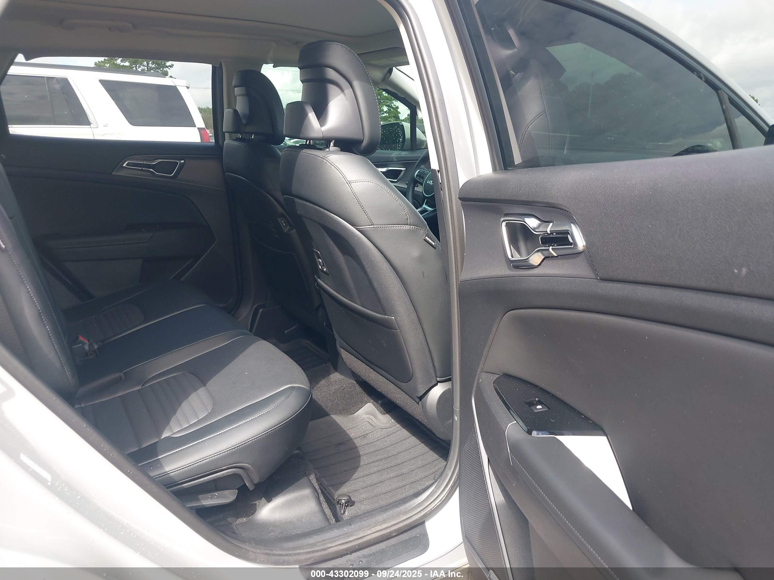 KIA SPORTAGE image 8