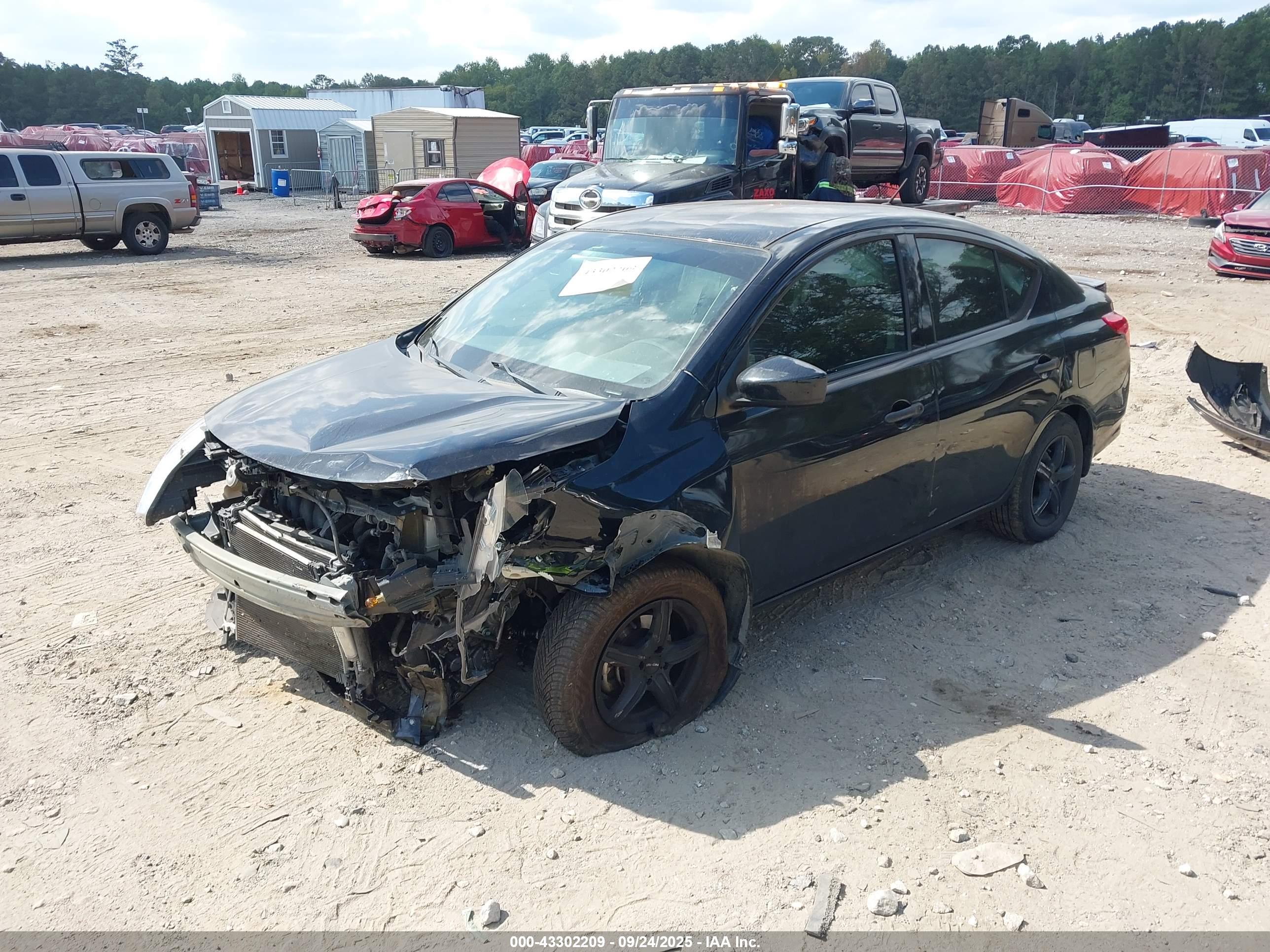 NISSAN VERSA image 2