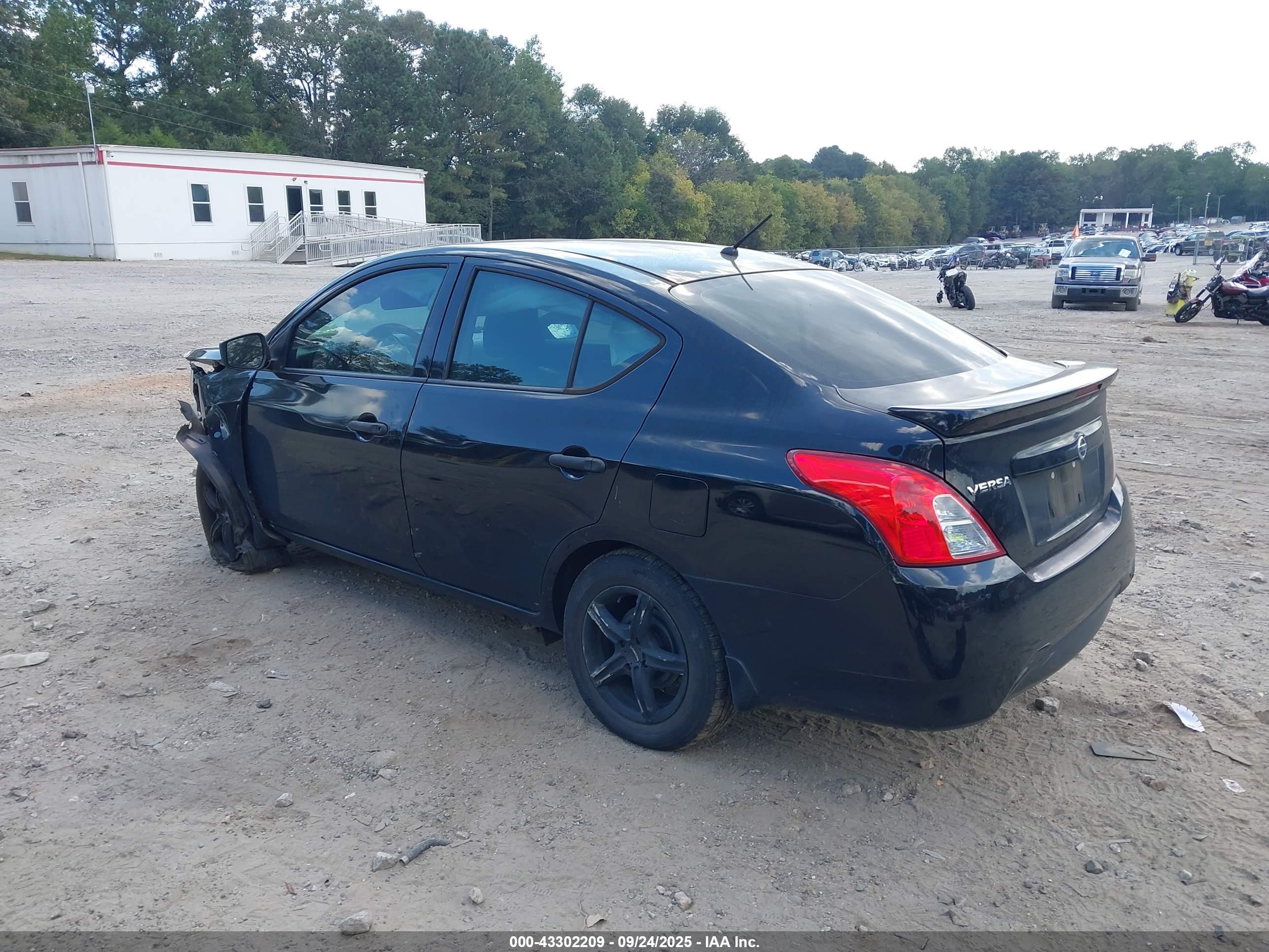 NISSAN VERSA image 3
