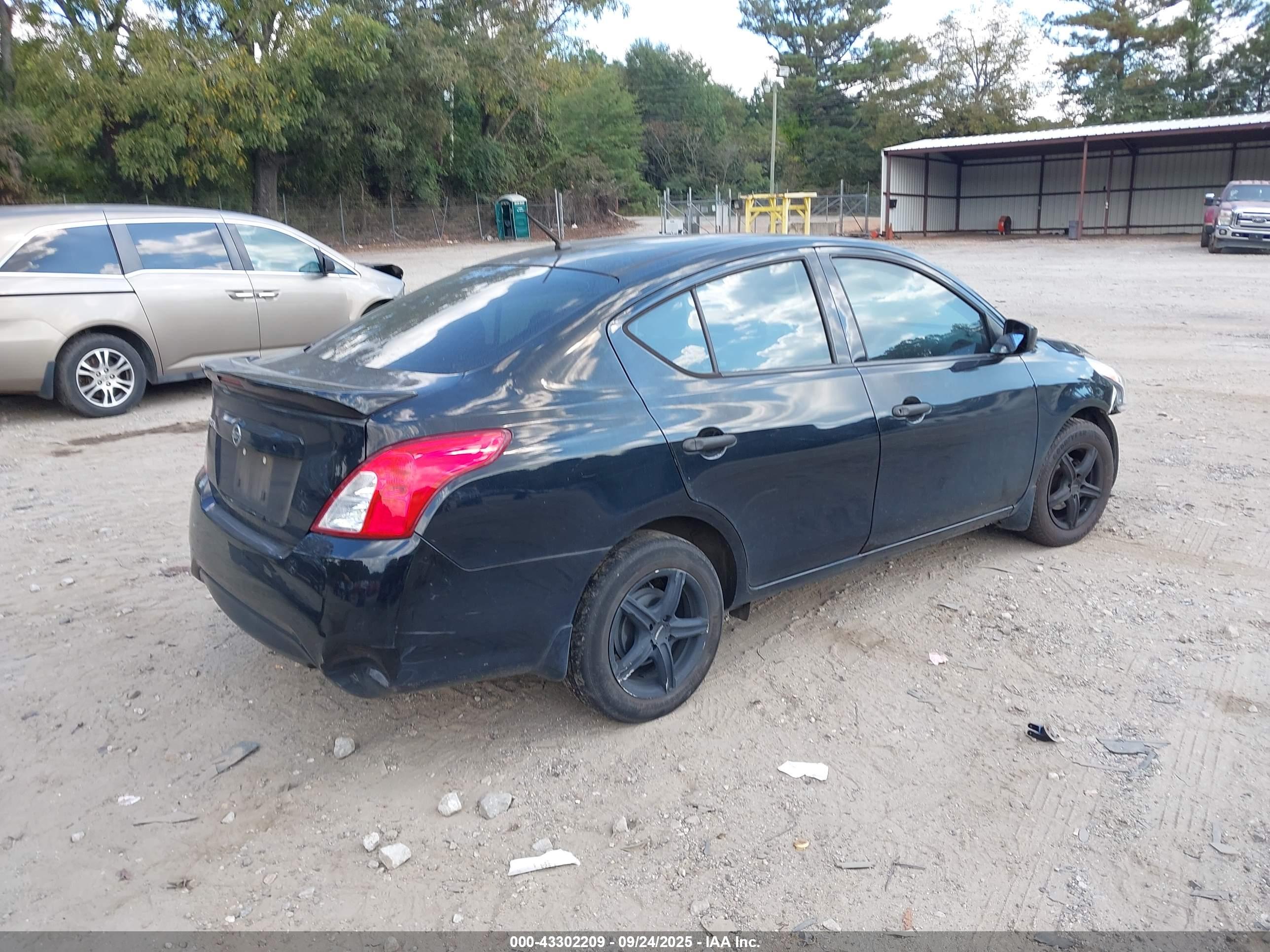NISSAN VERSA image 4