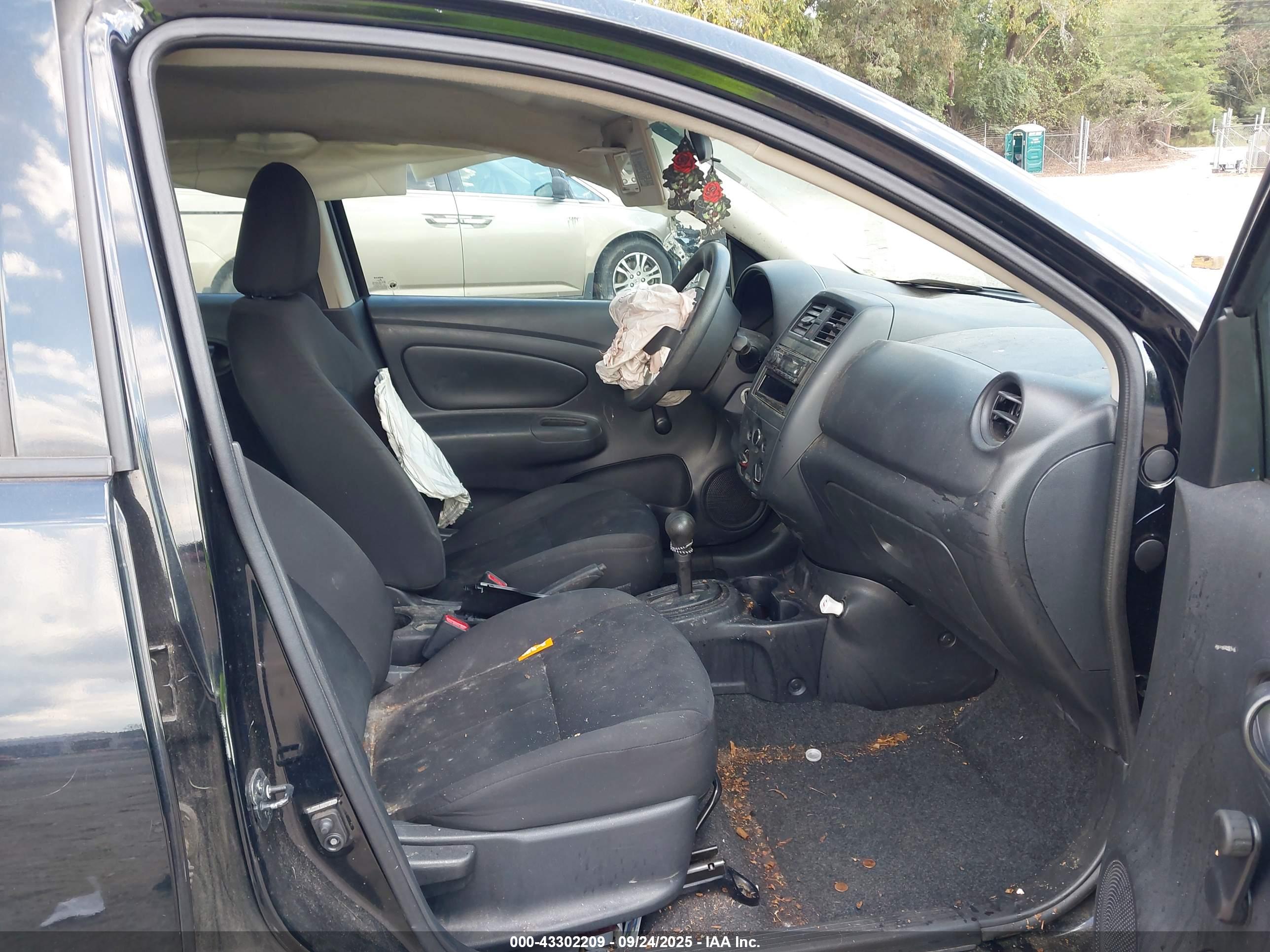 NISSAN VERSA image 5