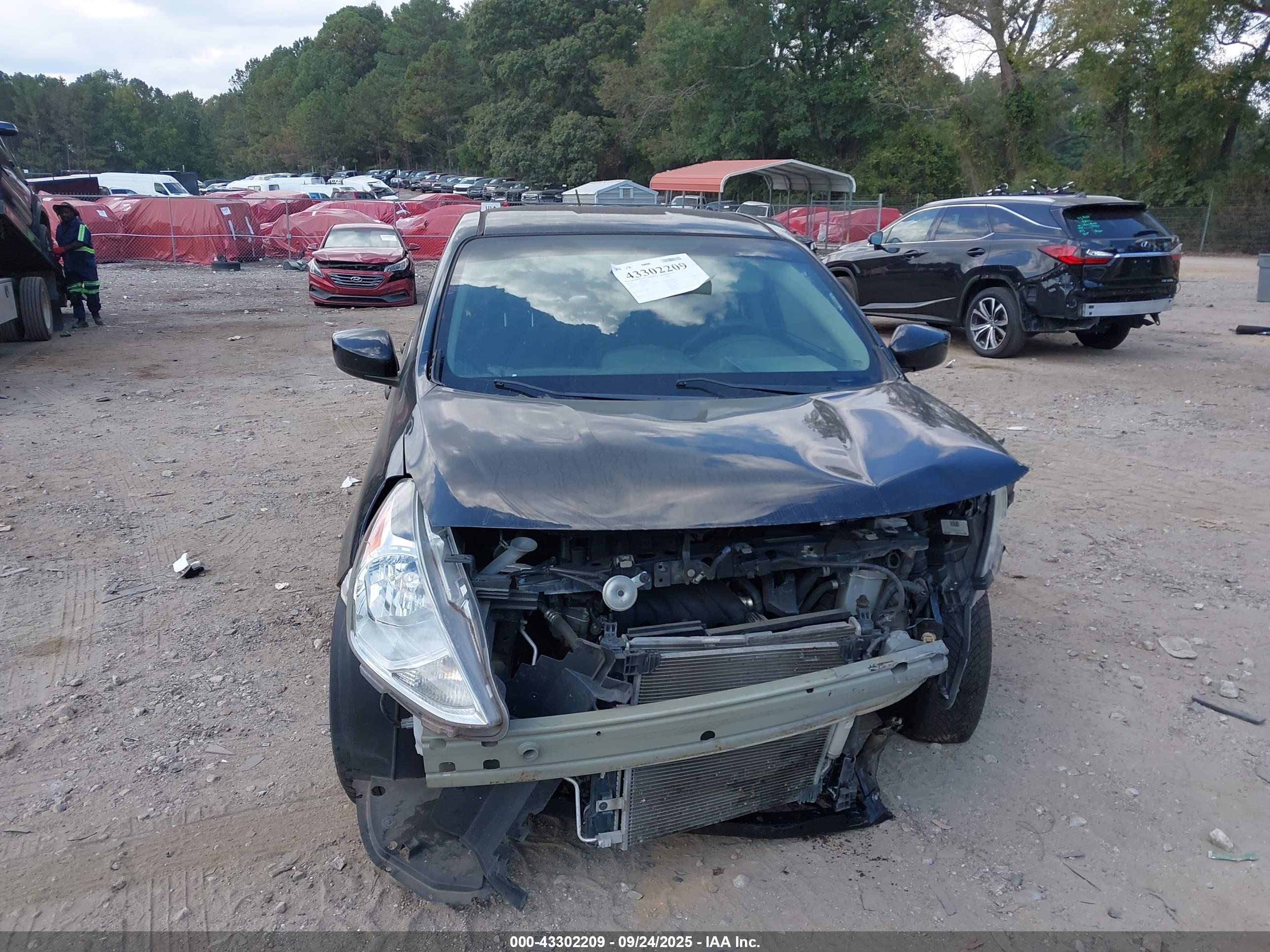 NISSAN VERSA image 6