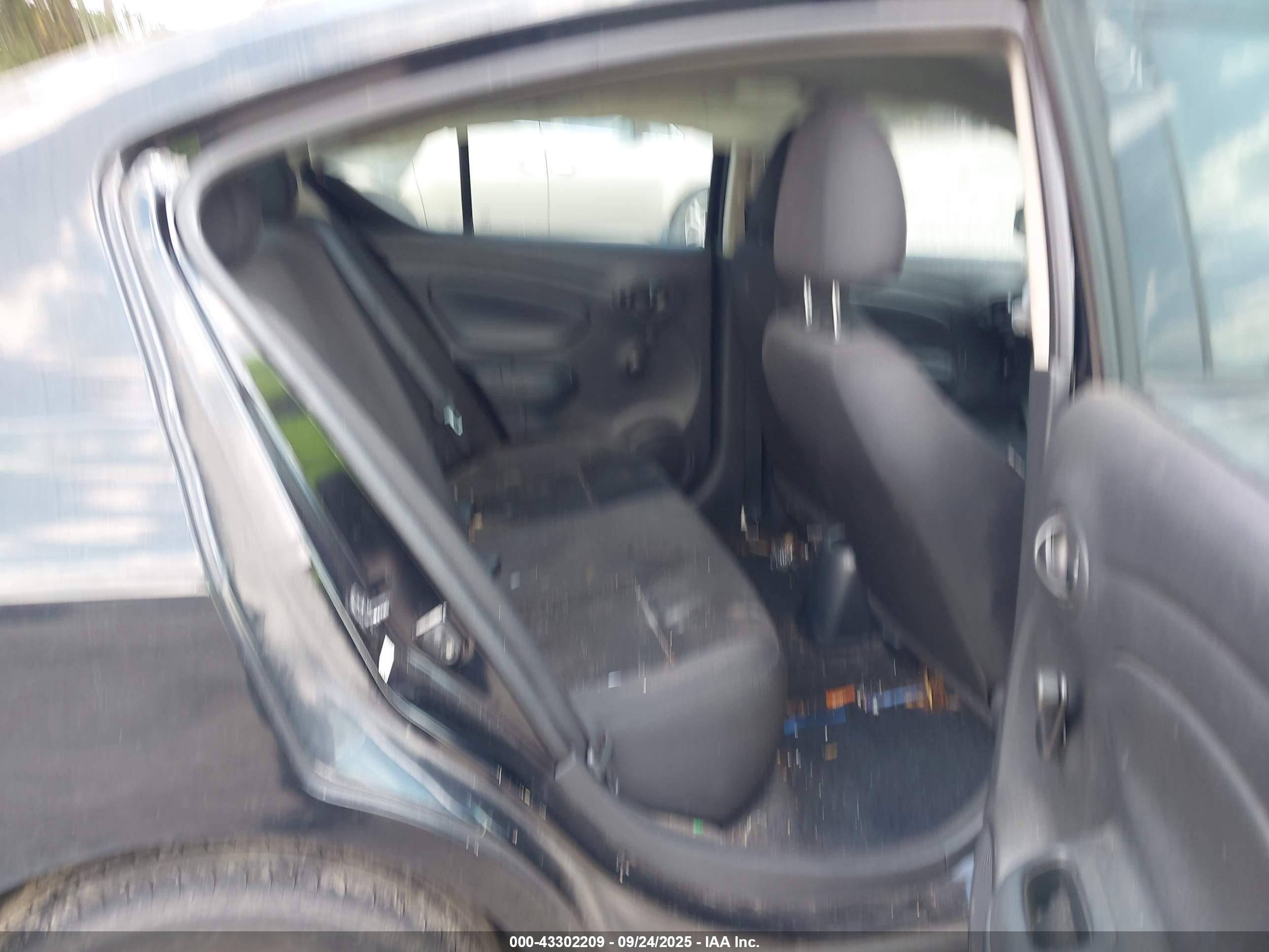 NISSAN VERSA image 8