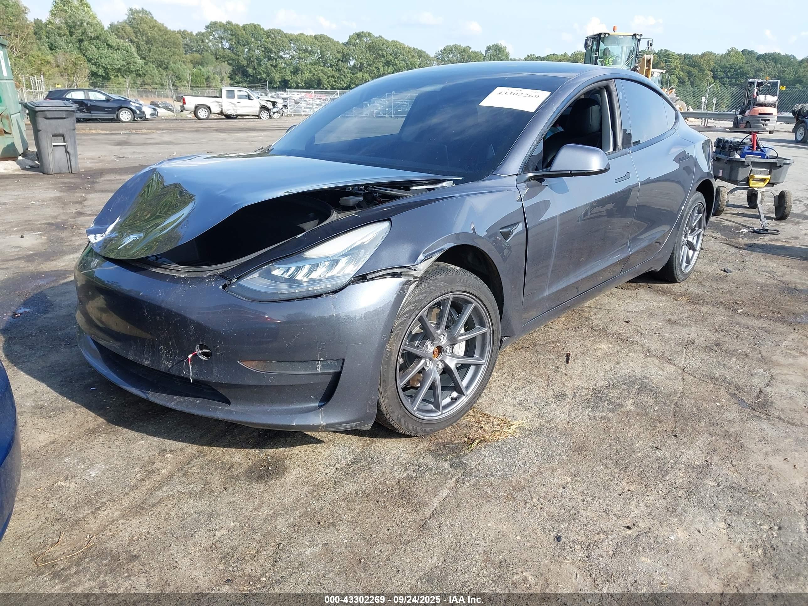 TESLA MODEL image 2