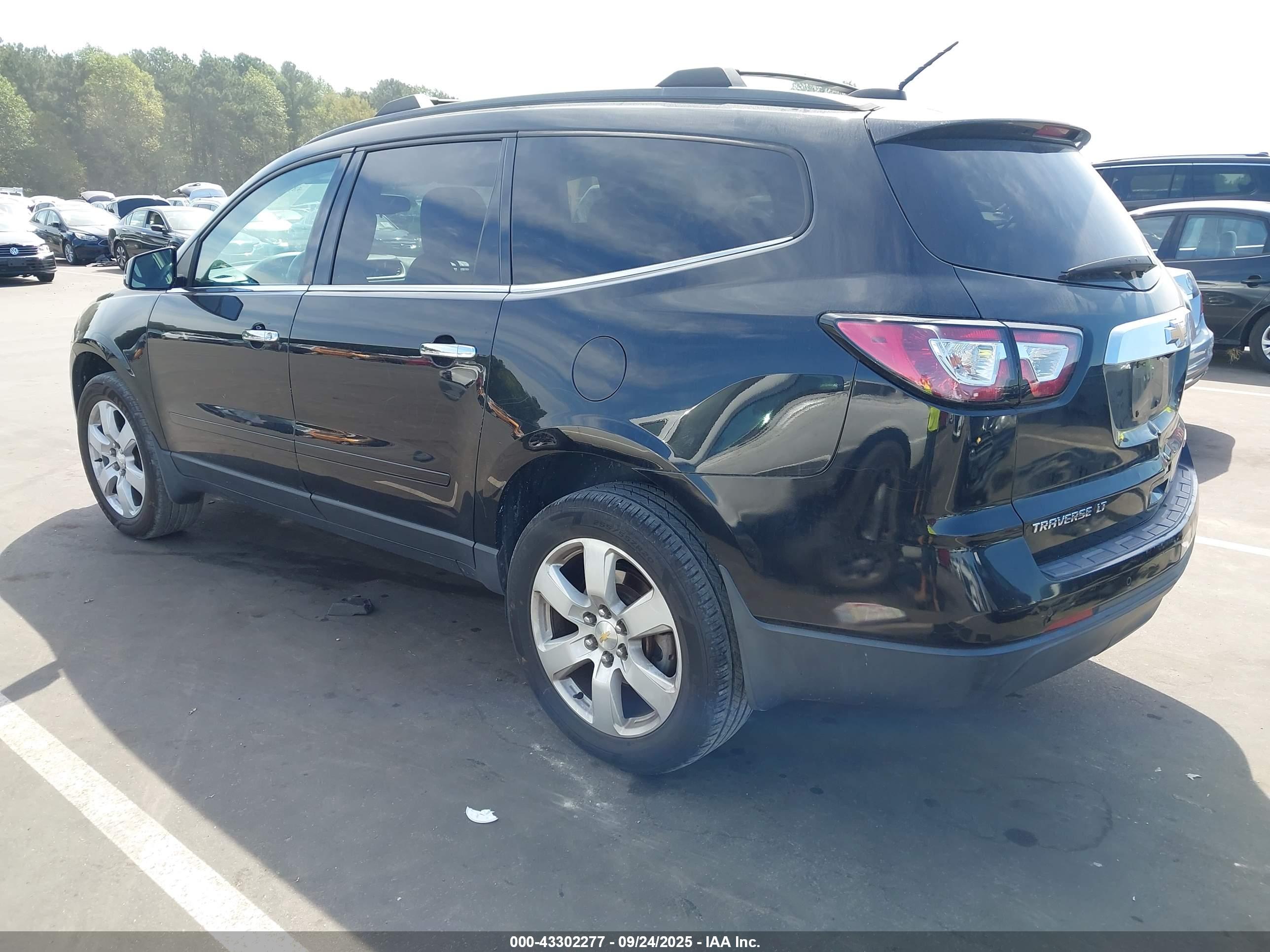 CHEVROLET TRAVERSE image 3