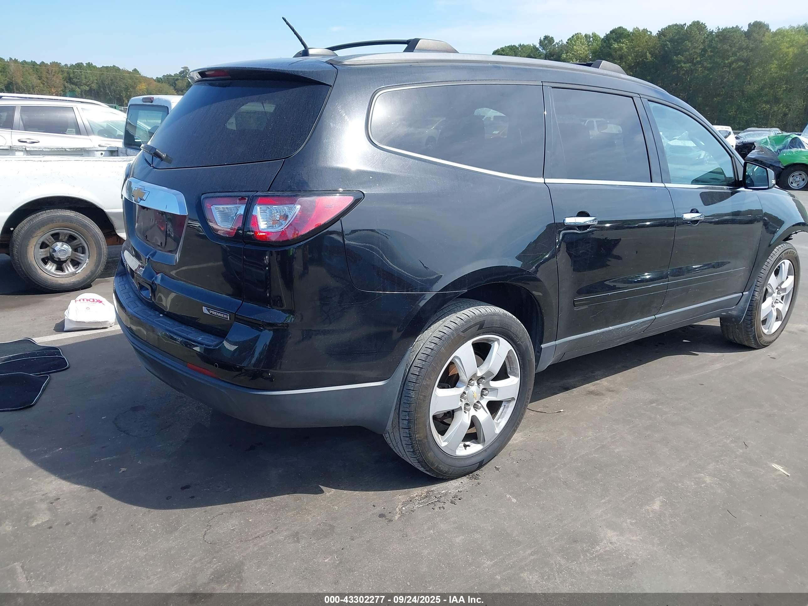 CHEVROLET TRAVERSE image 4